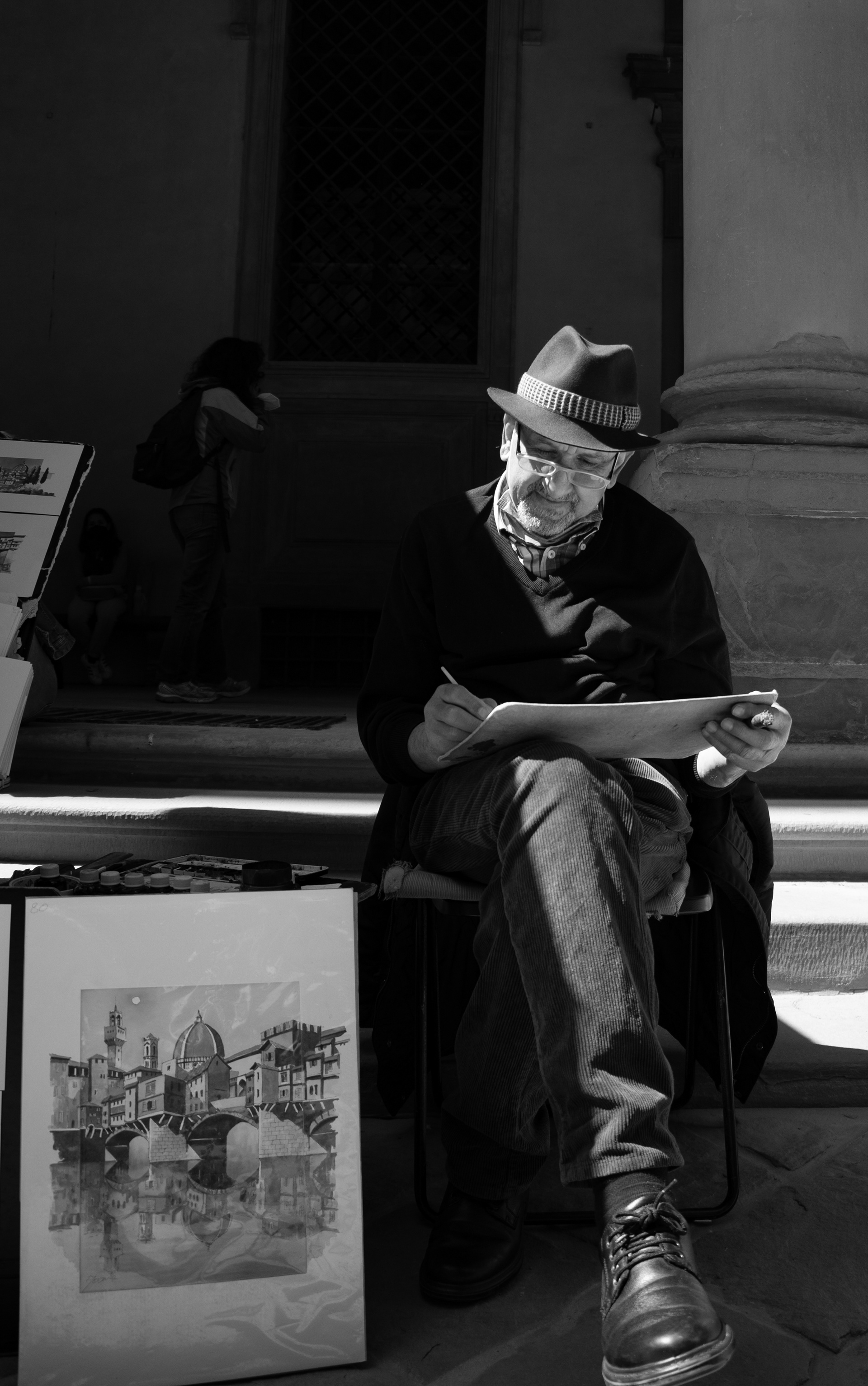 The street below the Piazzale degli Uffizi as well as many streets outside the main historical sites of Firenze are full of street artists who create their drawings or paintings right there on the sidewalk.