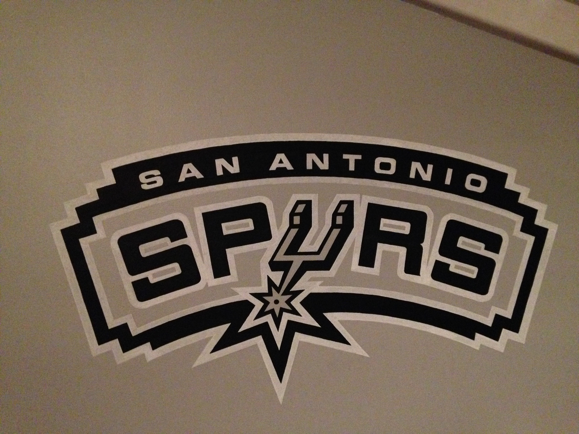 Logo SPURS sur mur final