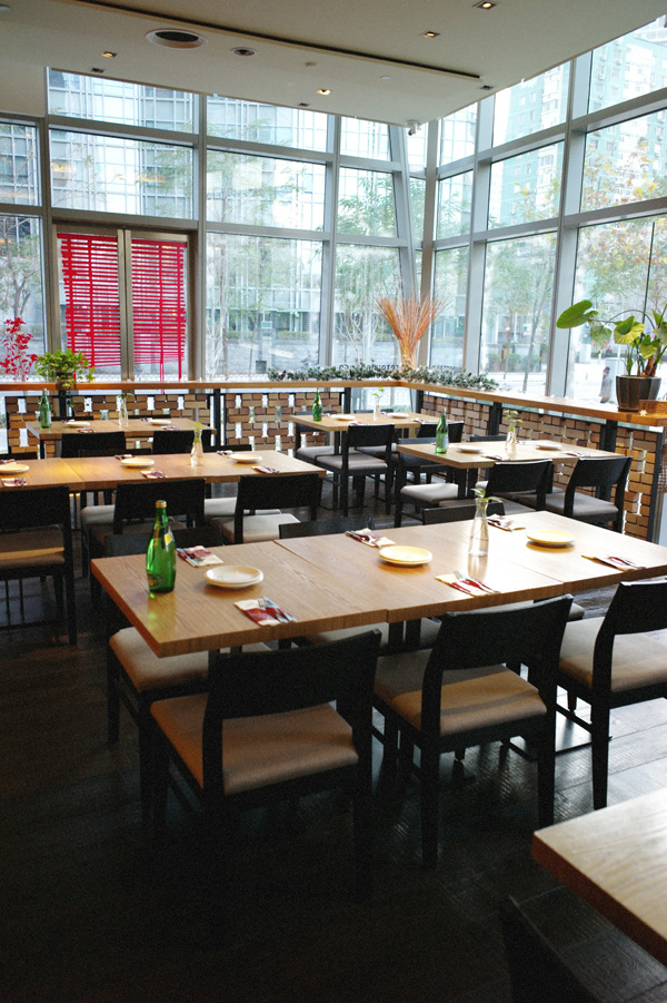 natural wood, restaurant, interior design, ramoprimo, tables, chairs, light, bright,