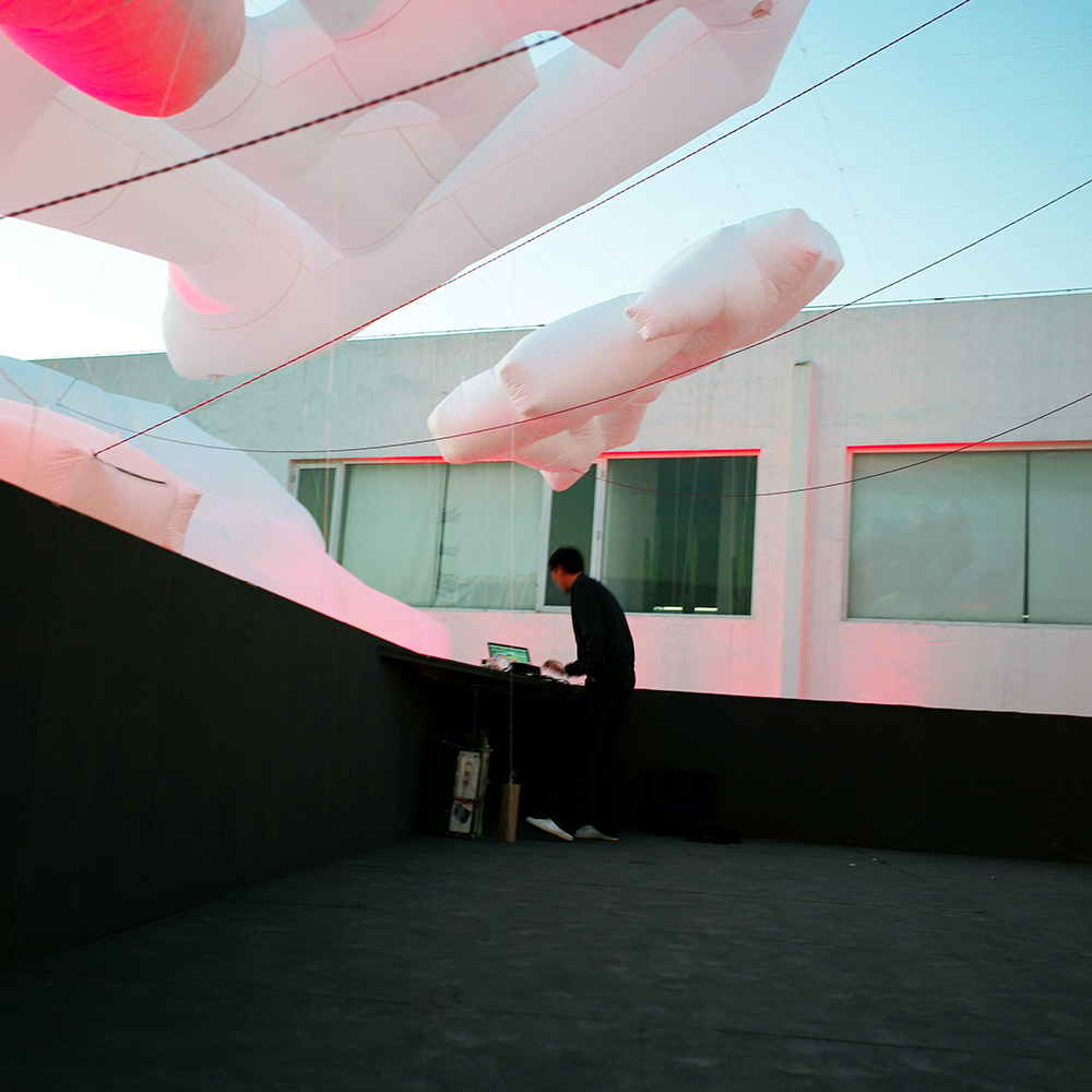 dj set platform, floating balloons, ramoprimo, design,