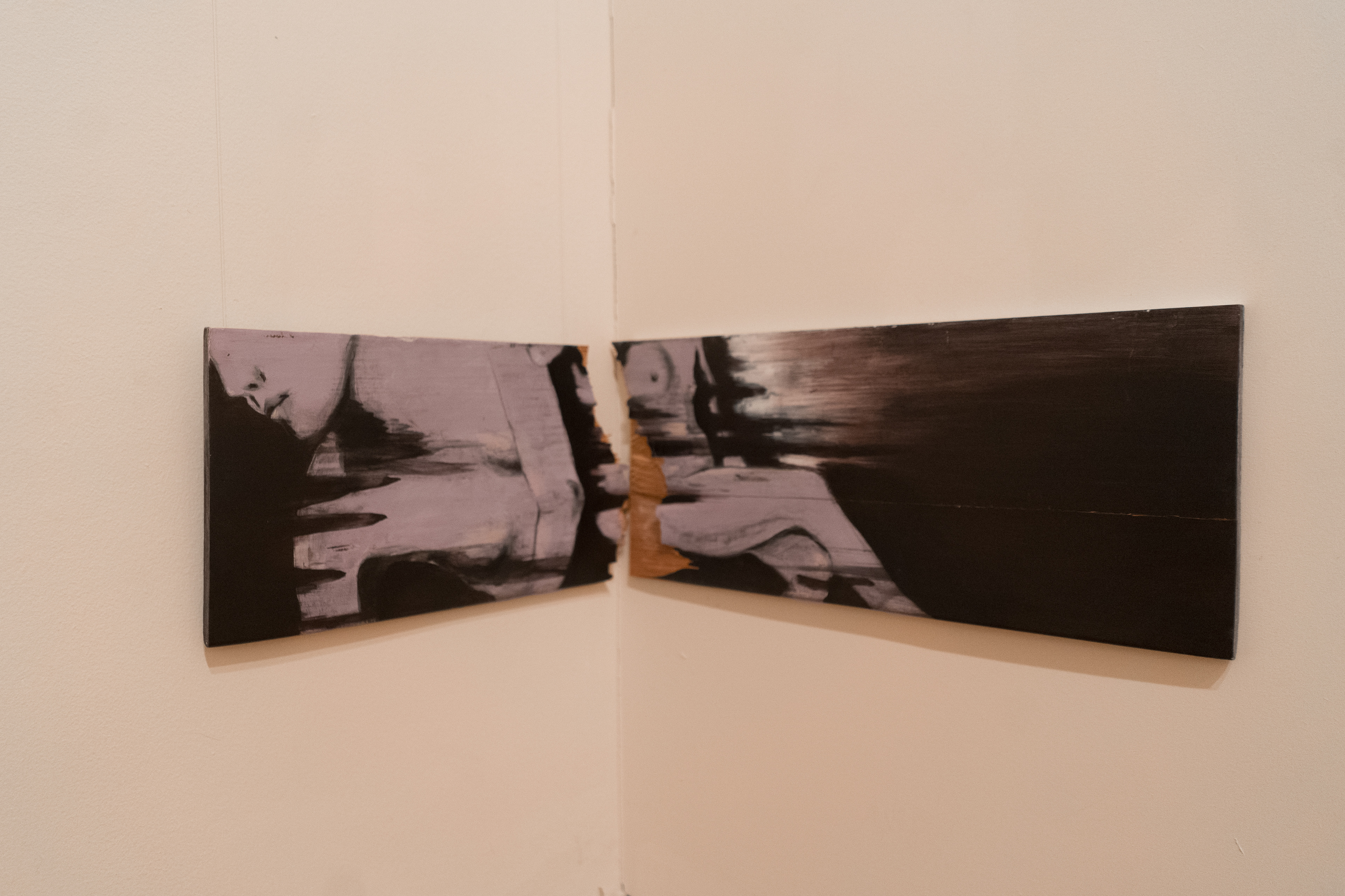 Você não cabe aqui 103x26 cm. 2023 Acrílica, gesso, carvão vegetal e pastel oleoso sobre madeira.