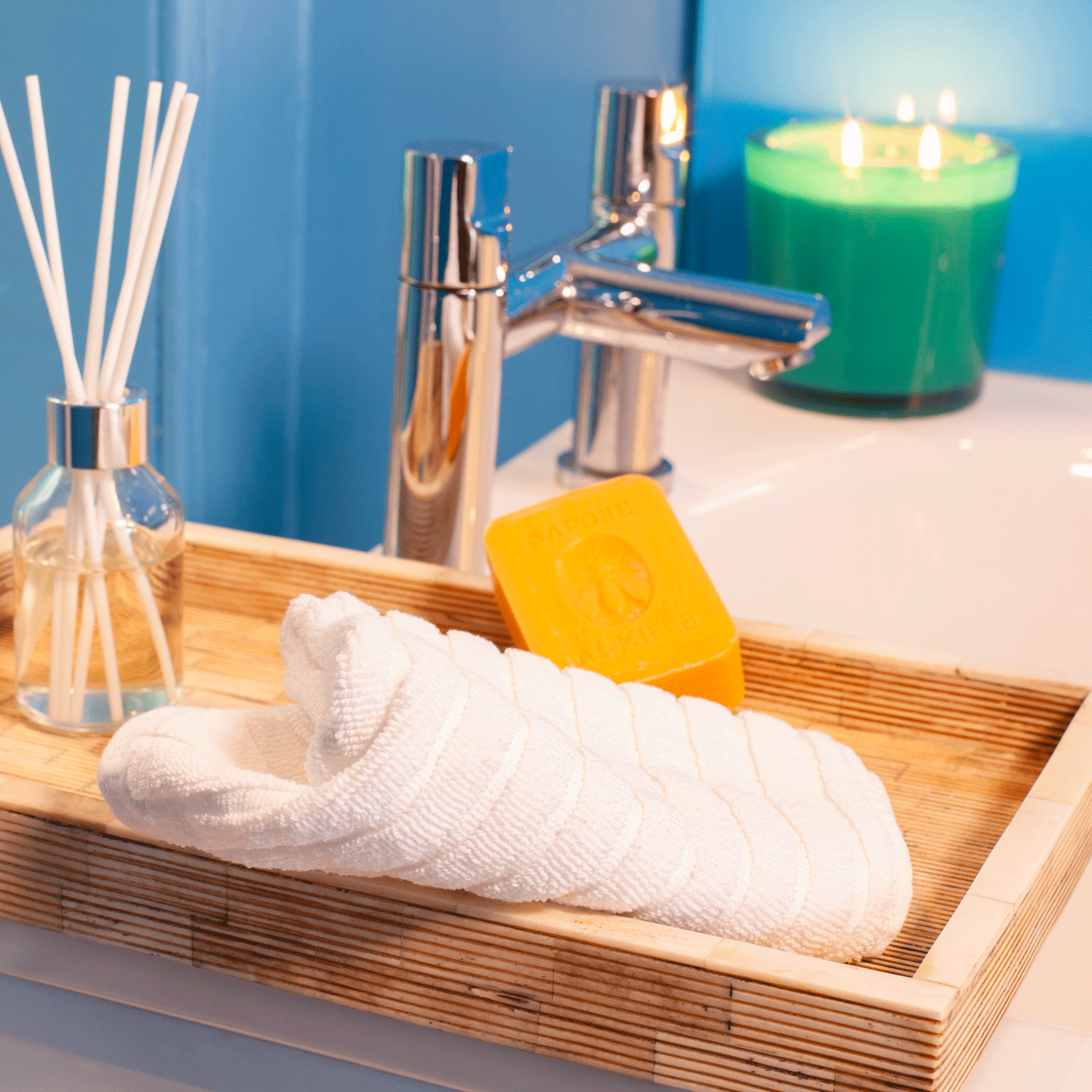 Lifestyle image of bathroom bamboo tray for Casa Colori store by © Stefania Calderara