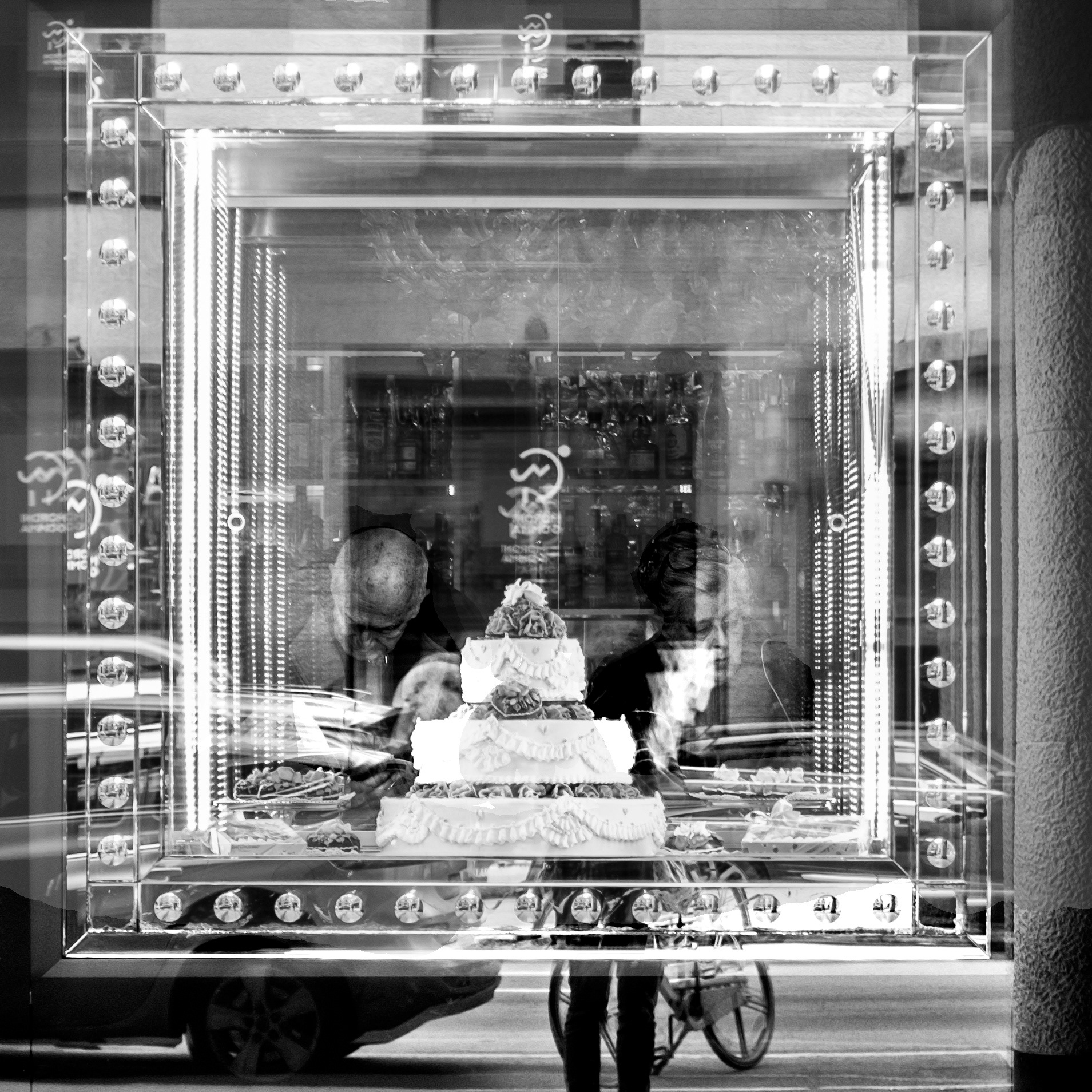 I'M NOT EVEN SURE THEY WERE A COUPLE, SITTING LIKE THIS - EACH ON ITS OWN - IN A BEAUTIFUL PATISSERIE, BEHIND A WINDOW WITH A MARRIAGE CAKE. MAYBE NOT. MAYBE YES. MAYBE 30 YEARS TOGETHER. MAYBE MORE. MAYBE BOTH DIVORCED AND FINDING PLEASURE IN SWEETS AND READING. WE NEVER KNOW. (MILAN, 2018)