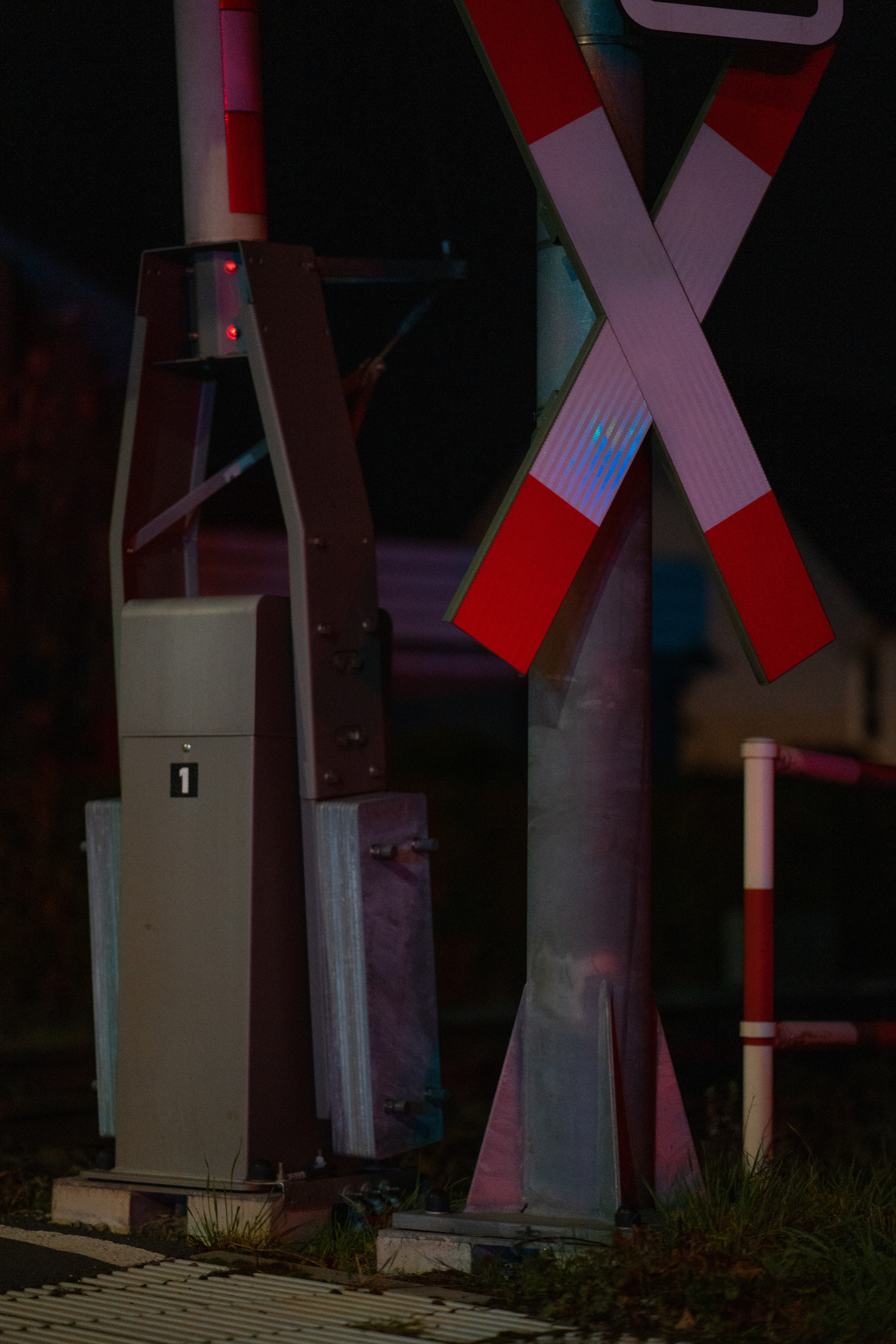 TRAIN BARRIER THING