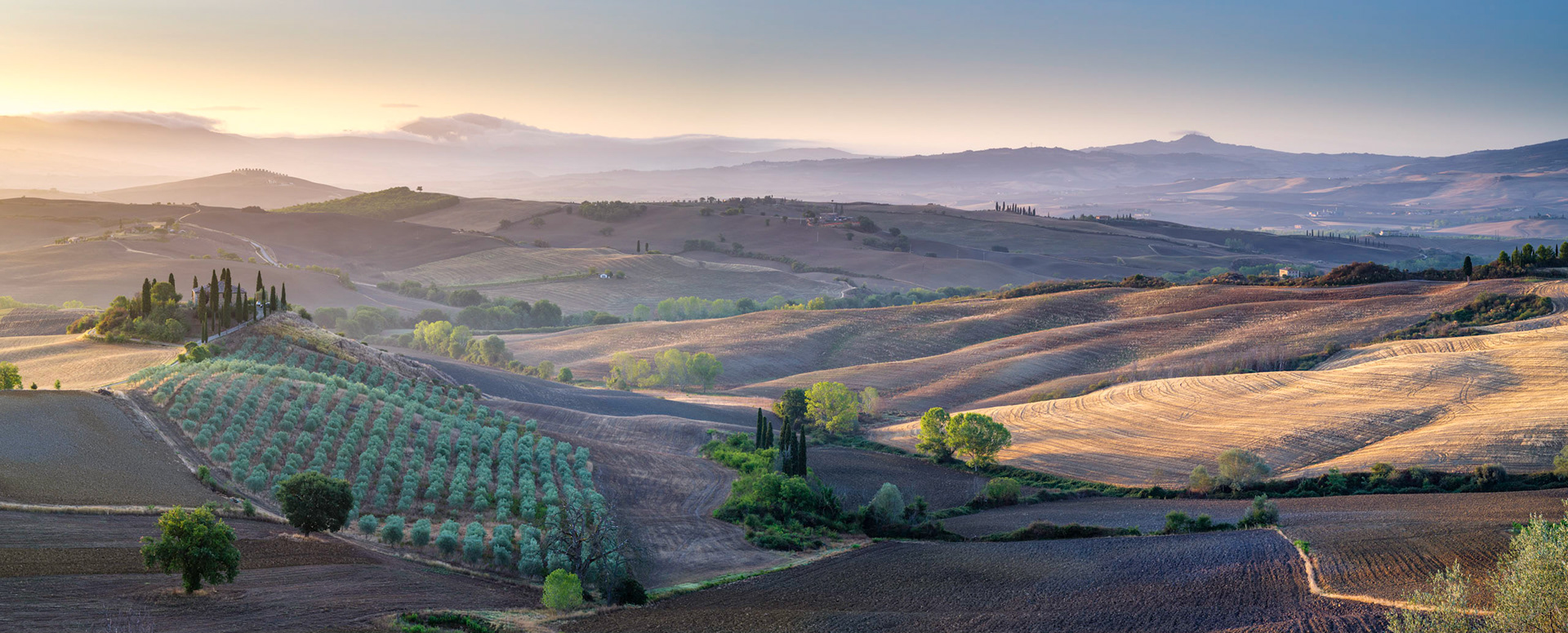 Up early in the morning, drive to locations and meet "all the other photographers", trying to find you view on the place ... why don't we brig coffee, chat and have a cozy time .... rather than each minding his own business? Sometimes it is like that, but this morning I meet two nice photographers from Rome and we had a good chat.