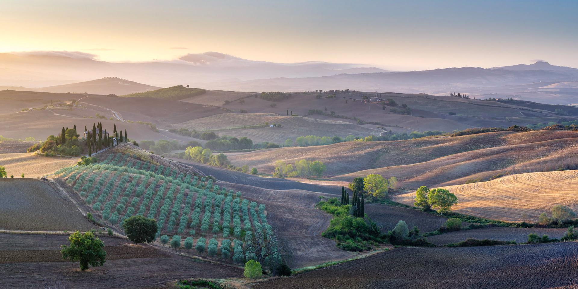 Up early in the morning, drive to locations and meet "all the other photographers", trying to find you view on the place ... why don't we brig coffee, chat and have a cozy time .... rather than each minding his own business? Sometimes it is like that, but this morning I meet two nice photographers from Rome and we had a good chat.