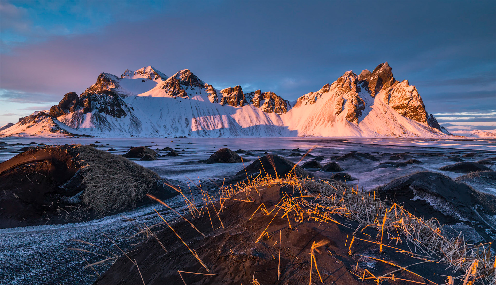 Towards the end of the day the sun set nicely on the Westrahorn Mountains and hits the top of the sandunes of Stokksnes.