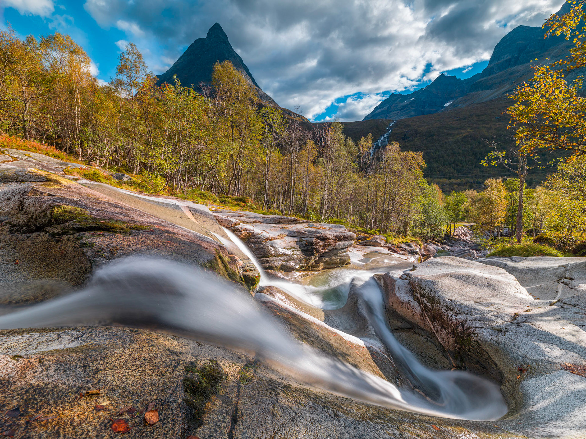 Minimal flow of water in Rendøla Elv 2013, with Innerdals Tårnet in the background