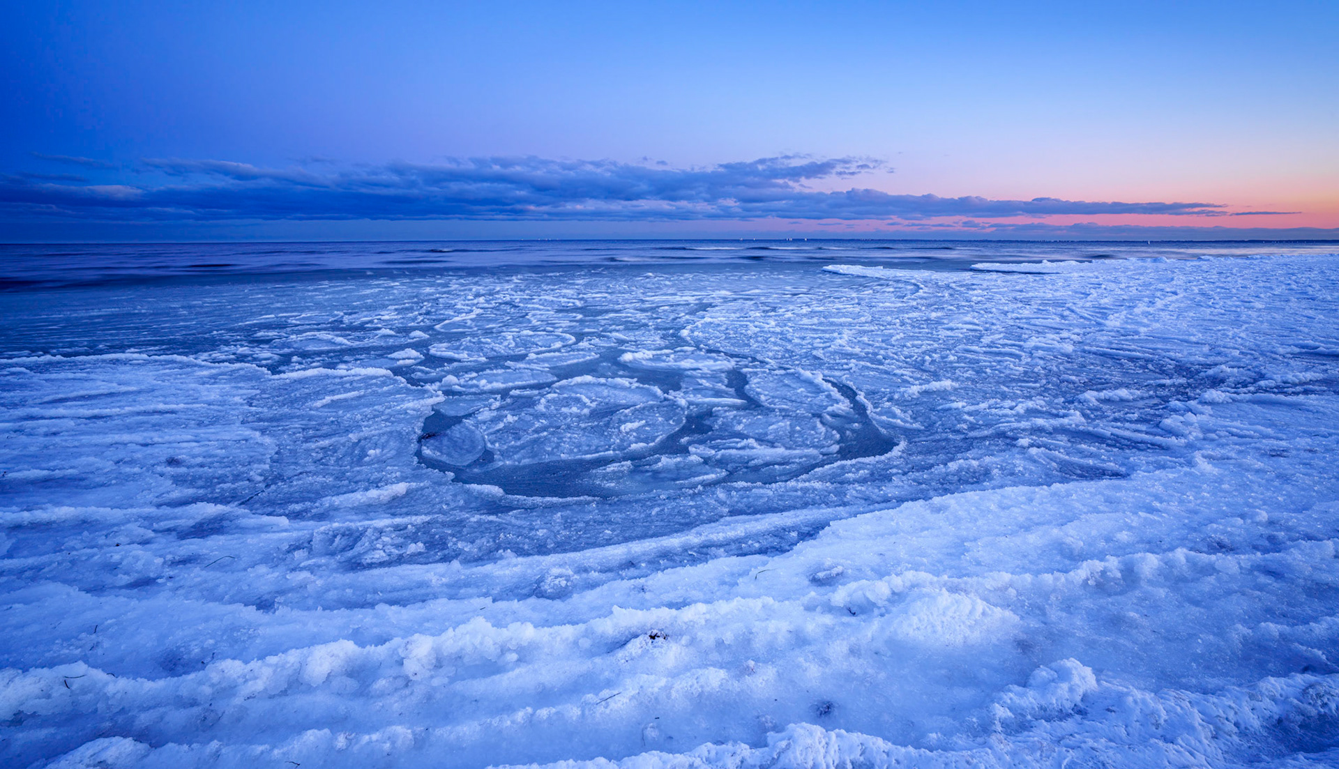 Love how the blue light gradually takes over as the sun set at Solroed Beach on one of the last really cold winterdays with pleanty of ice ... now all but gone. In this view it is possible to capture both spectraes (cold and warm) in the same image with the untrawide angle 15mm (112 degree) NiSi 15mm/F4.