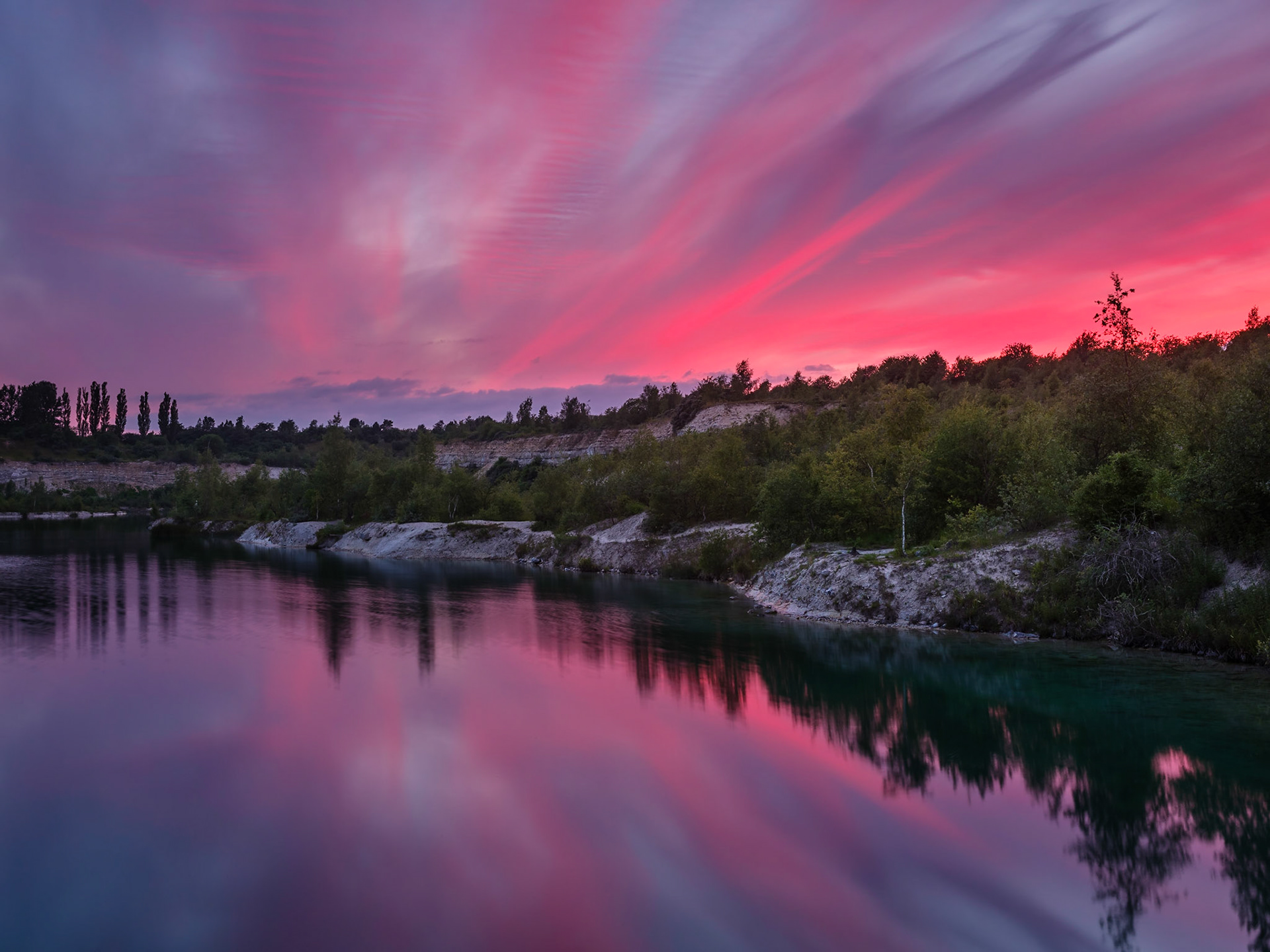 Had been aout all evening to find the magic light at Dragør, but enden up with the steeling behind the clouds in the horizon, disappointed I drove home only to find out that almost home there developed this magical sunset, so had to make a hasty decision to stop at the lake at Karlstrup Kalgrav, luckily this turned out much better that expected.