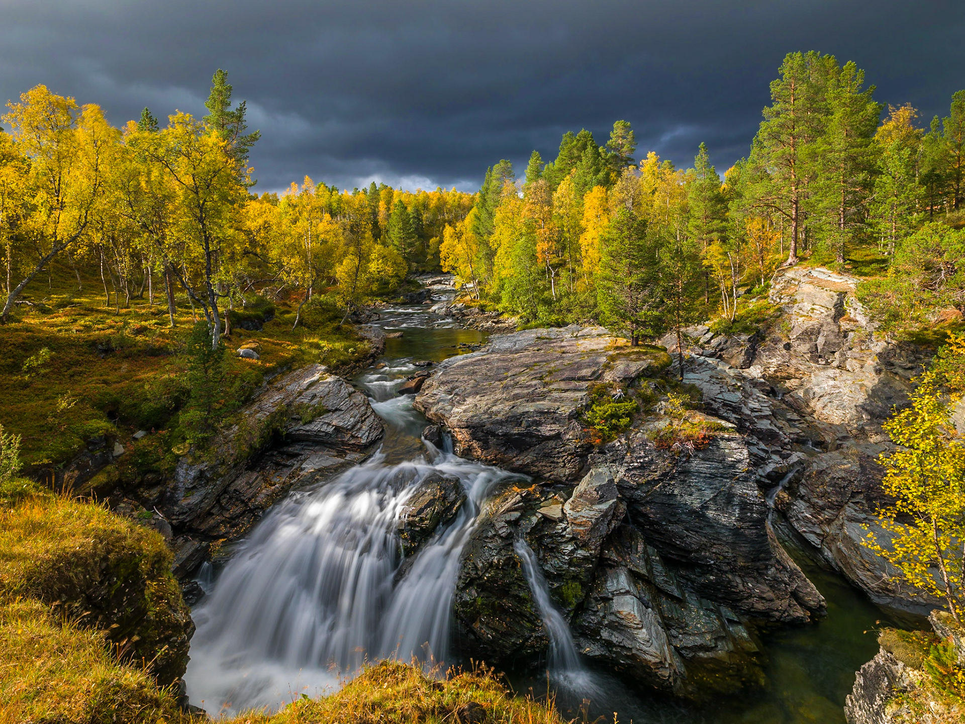 Foss at the outspring of Minnilla Elv into Grannasjön. Troldheimen, Norway