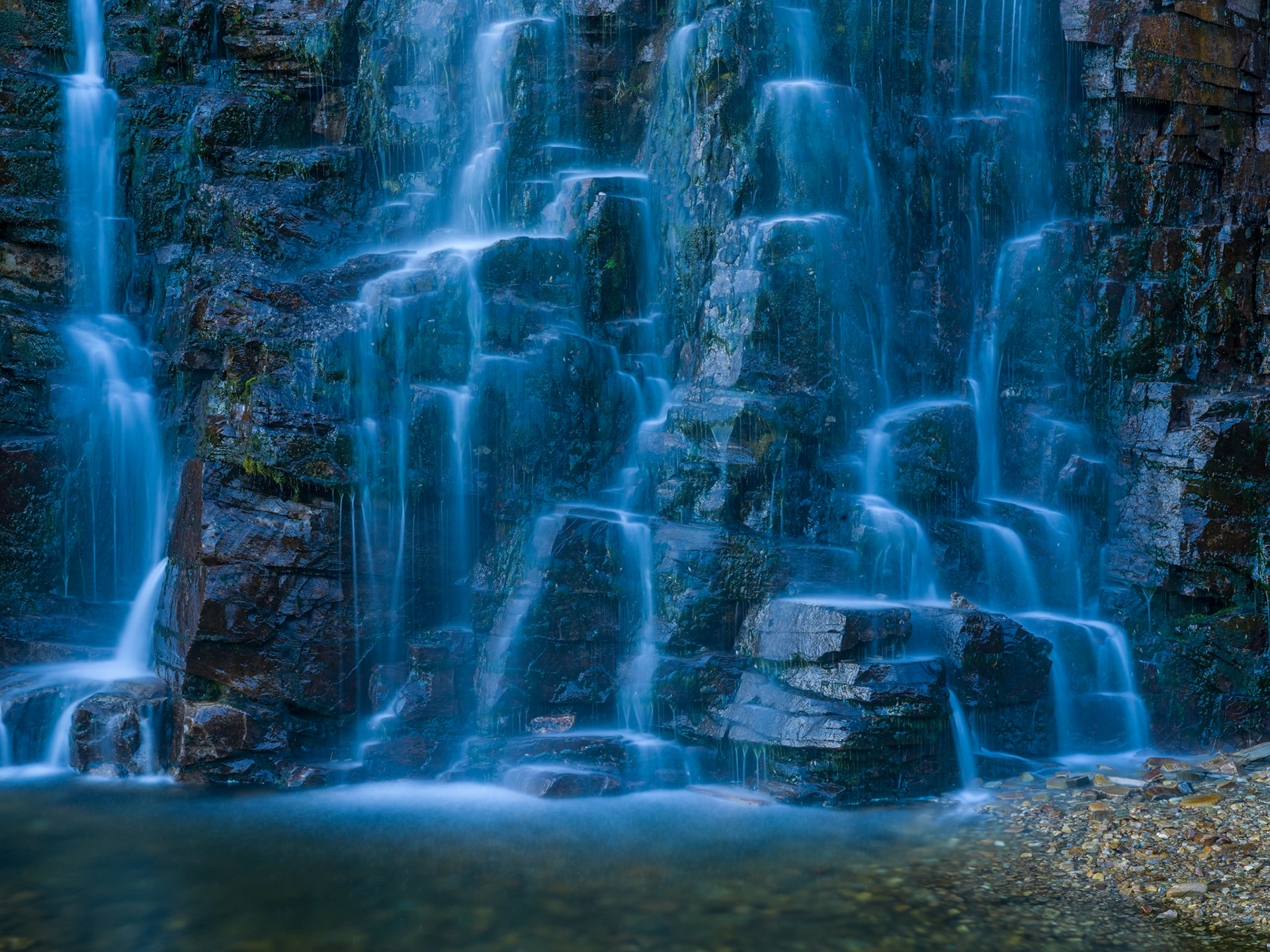 At the bottom of Storulfossen the blue colors reigh when in the deep shadow. I kindof like the blue mood created when shooting without auto-white-balance which often destoys the moods in photographs.
