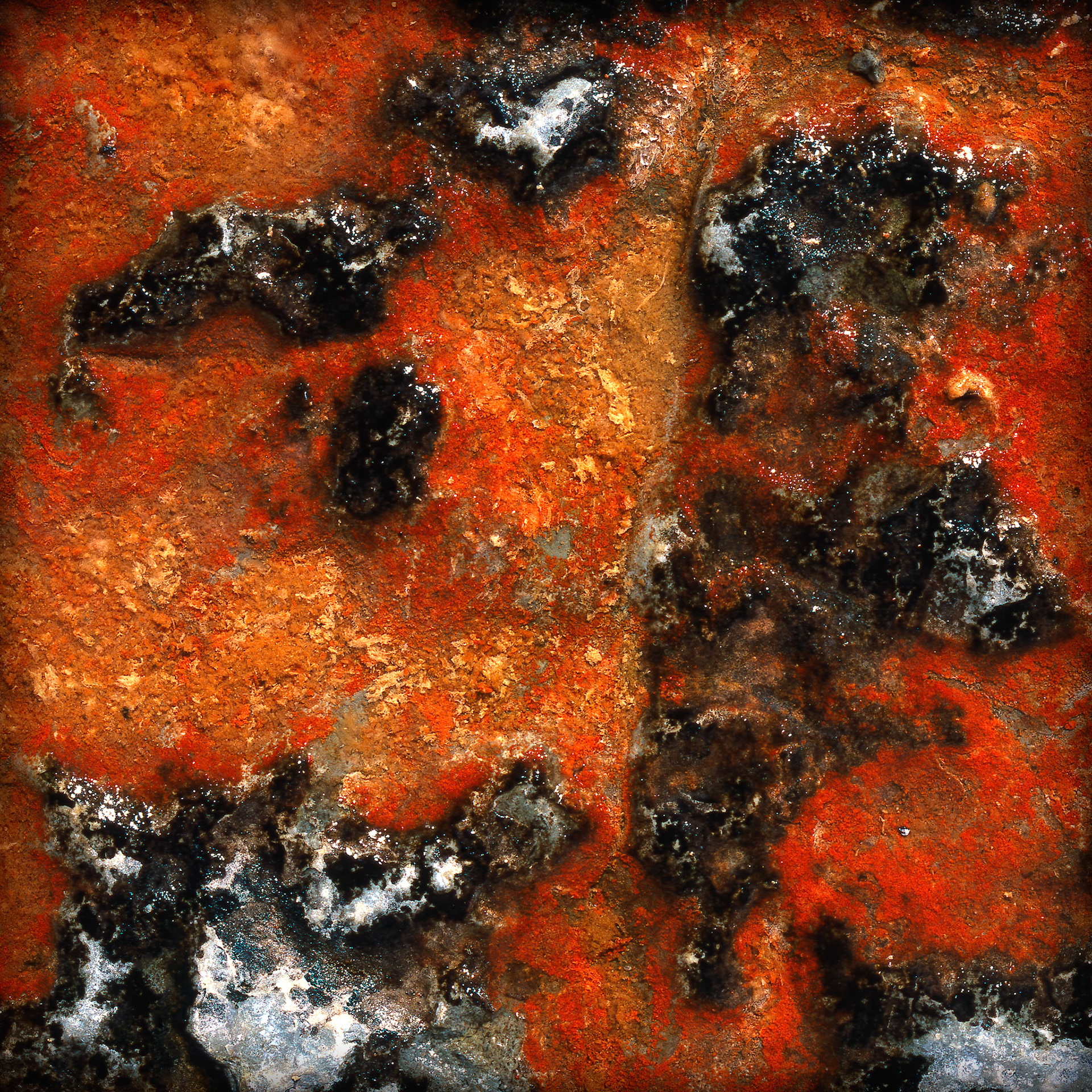 View of the iron settlement under water on the rocks.