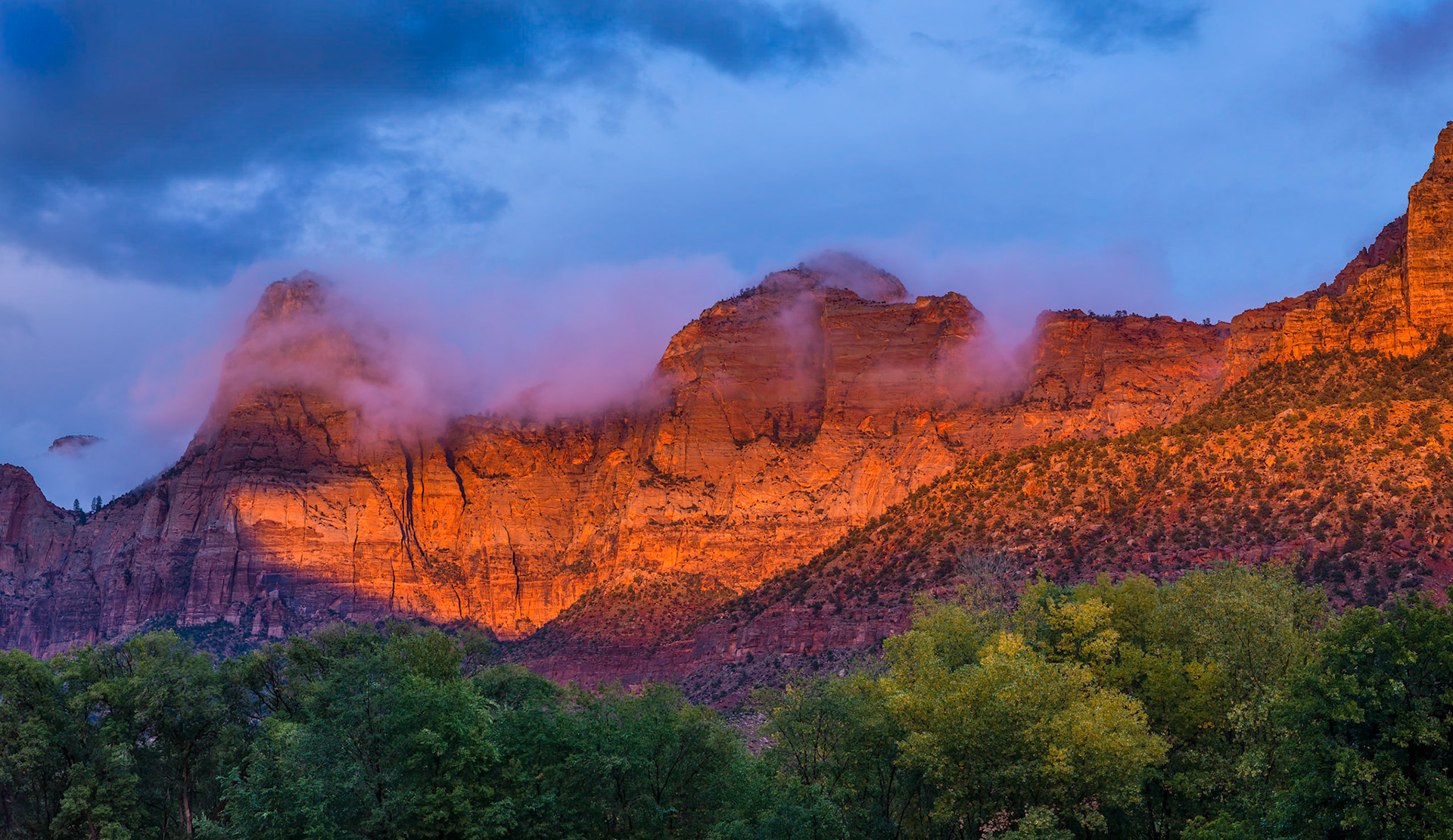 We spent most the day driving from Bryce to Zion mostly in rain/drissels, we made some stops to get the camera wet but finalæy gave up an dchecked into the motel to rest for the day. When we looked out the window half an hour later we were greted with the most amazing sunset light and low hanging clouds, in 10 minutes we had packed our gear and found a good place to setup right in Springdale and we were in luck that day.