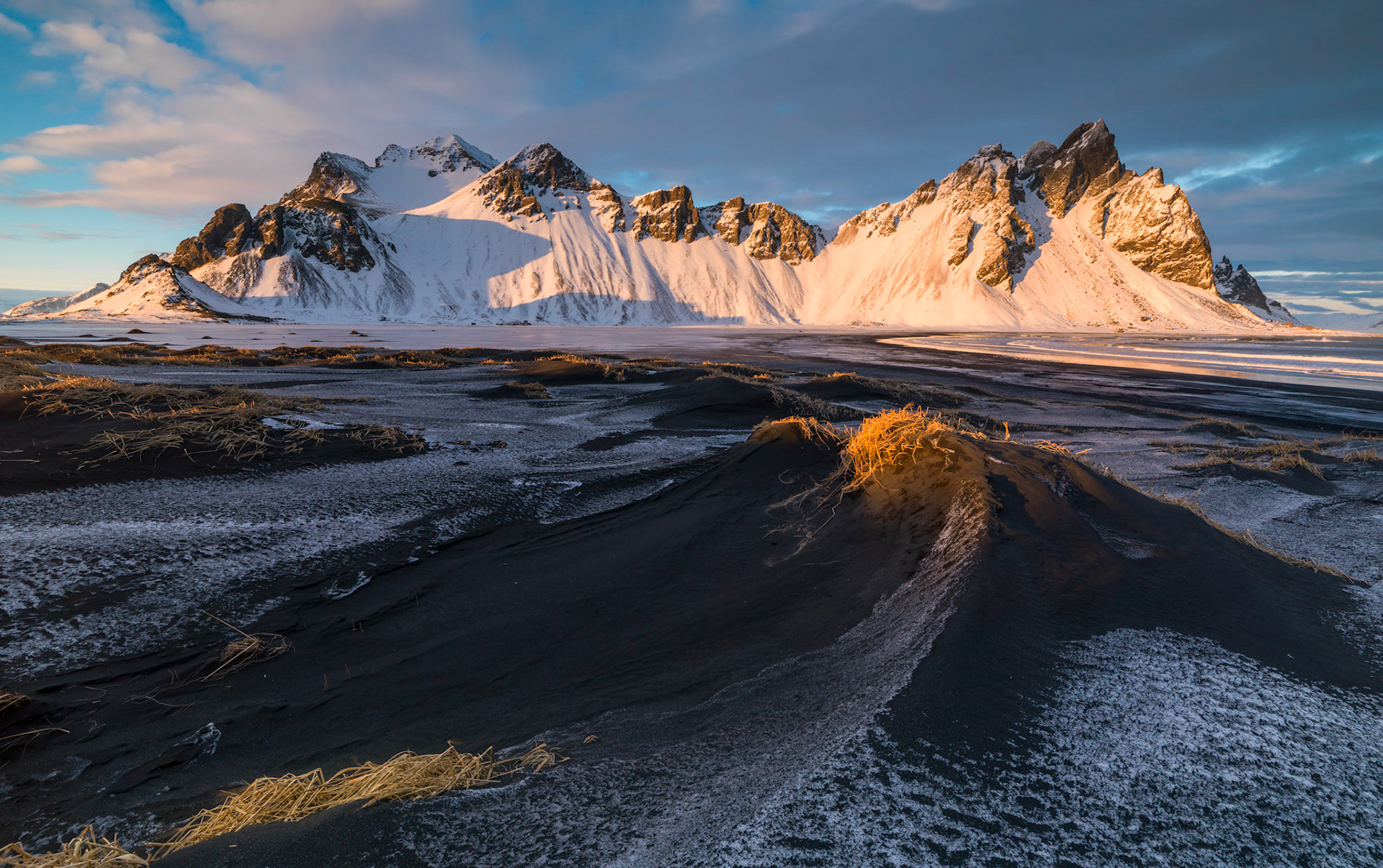 Towards the end of the day the sun set nicely on the Westrahorn Mountains and hits the top of the sandunes of Stokksnes.