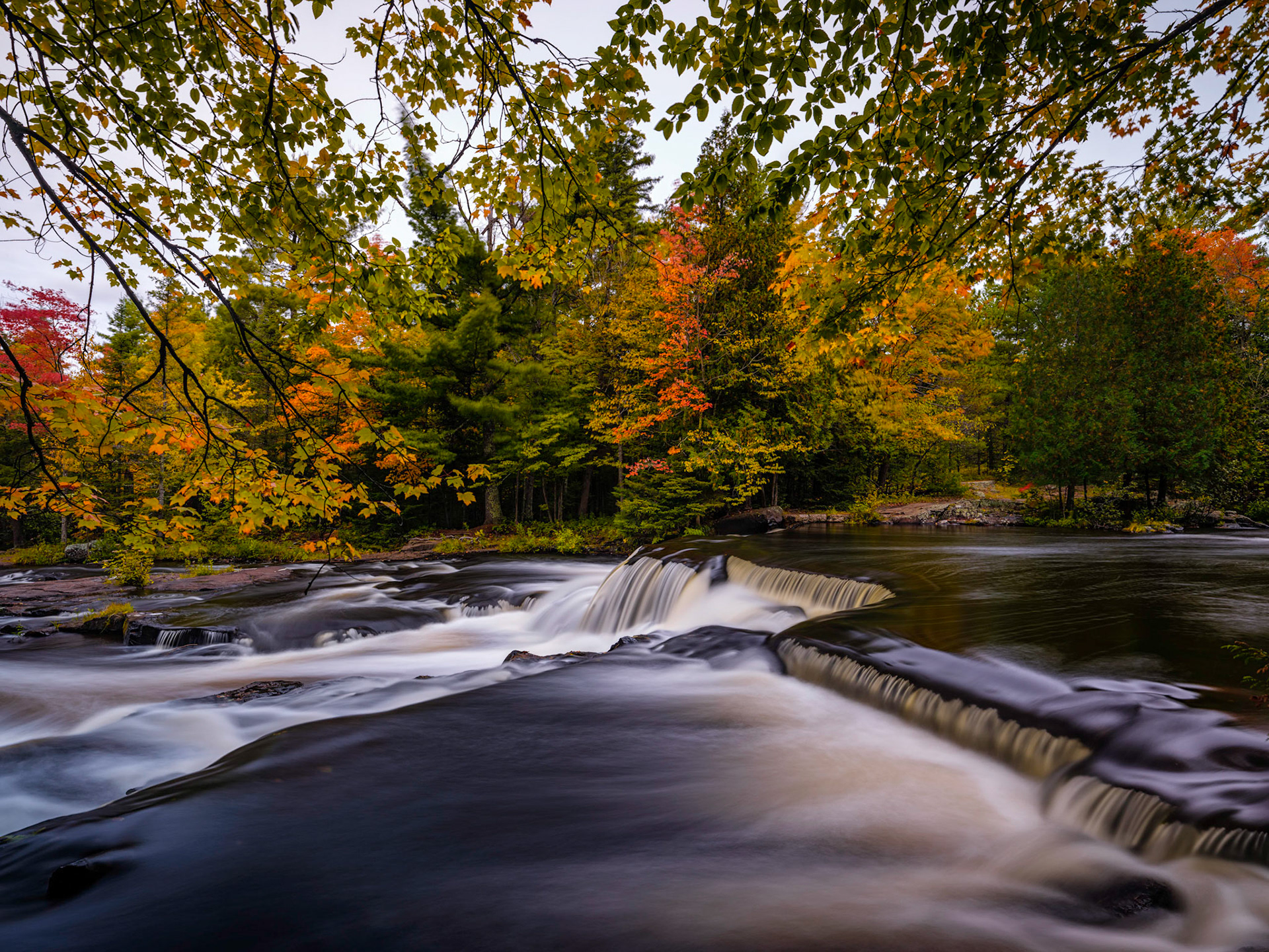 I could spend hours walking alongside the very awesome waterfall with som many photo opportunities.