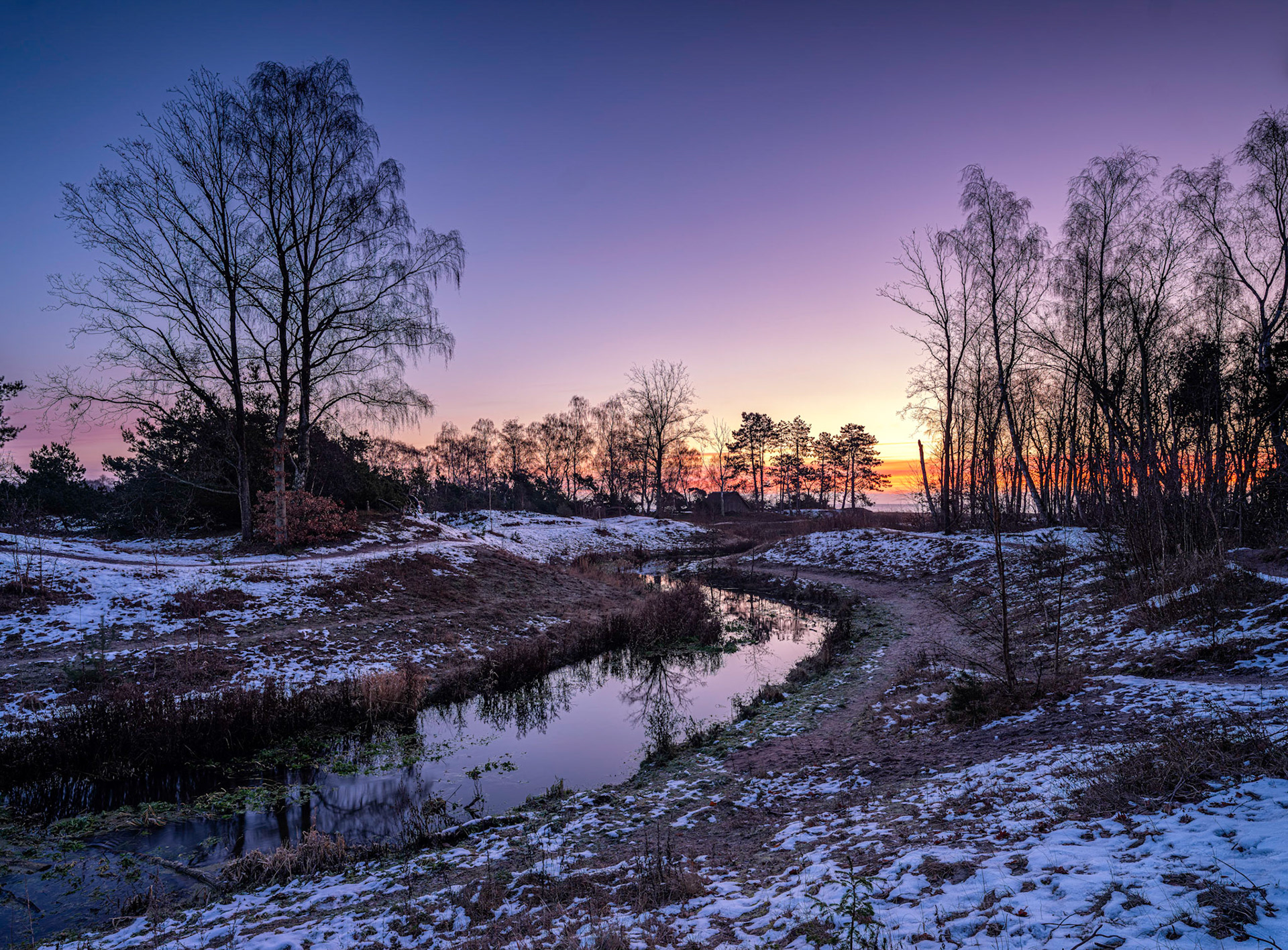 Finally a morning with some decent light and still some snow on the ground - so time to get out before the crowd and play with the fantastic Fujifilm GFX100.   The files delivered by this camera is just incredible, my Mac Book Pro also thinks so, phew 🤯. But it's kind-a-like going into the darkroom years ago, one had to wait for that great moment when the final image eventually emerged in the developer tray and the dopamin was released to my brain 🥰.Additionla EXIF: 5 images focus stacked in Helicon Focus (auto focus bracketing function on this camera is great). NiSi V6 with Landscape CPL, GND 3 stop medium. Sirui Tripod to keep it all steady and Vallerret Photo Gloves to keep my fingers warm.