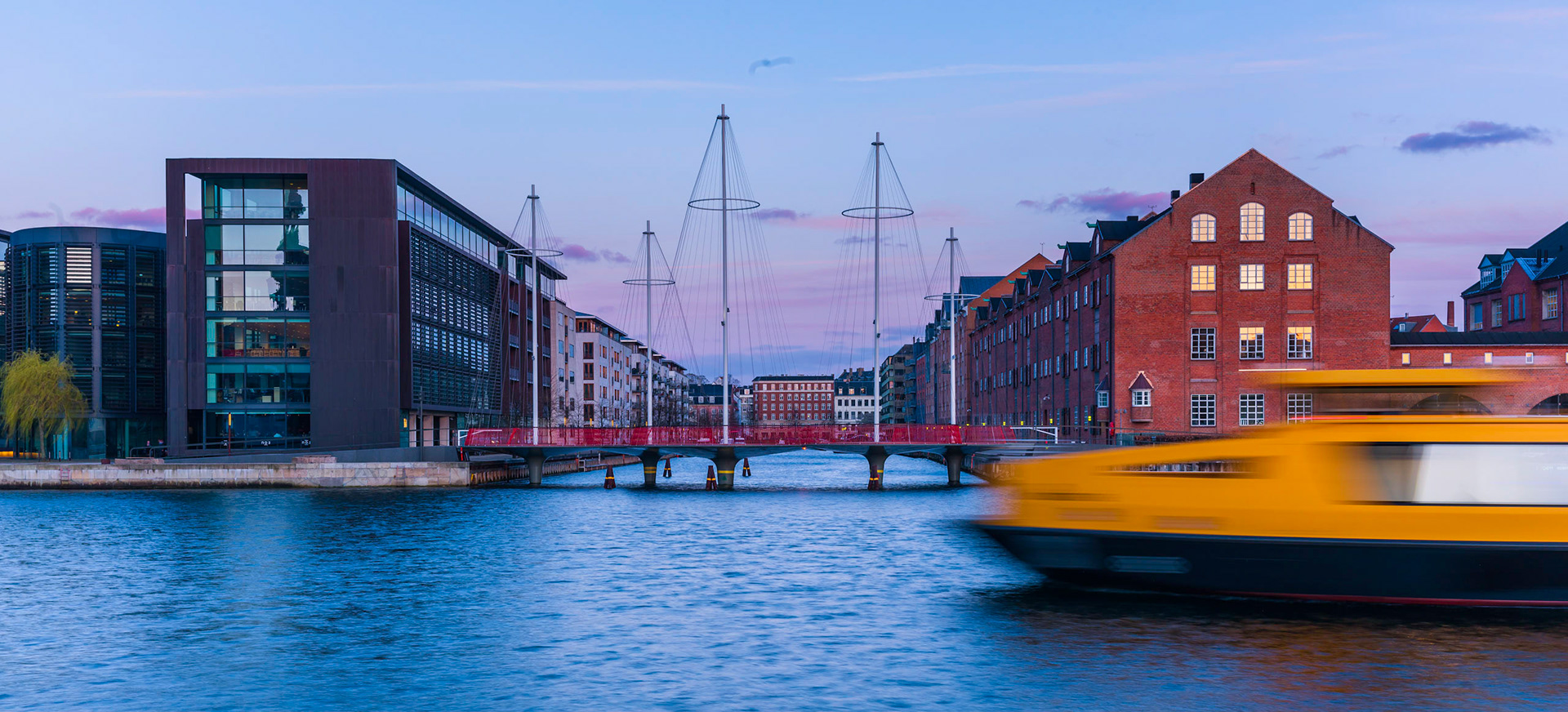 Watertaxi meets Circle Bridte