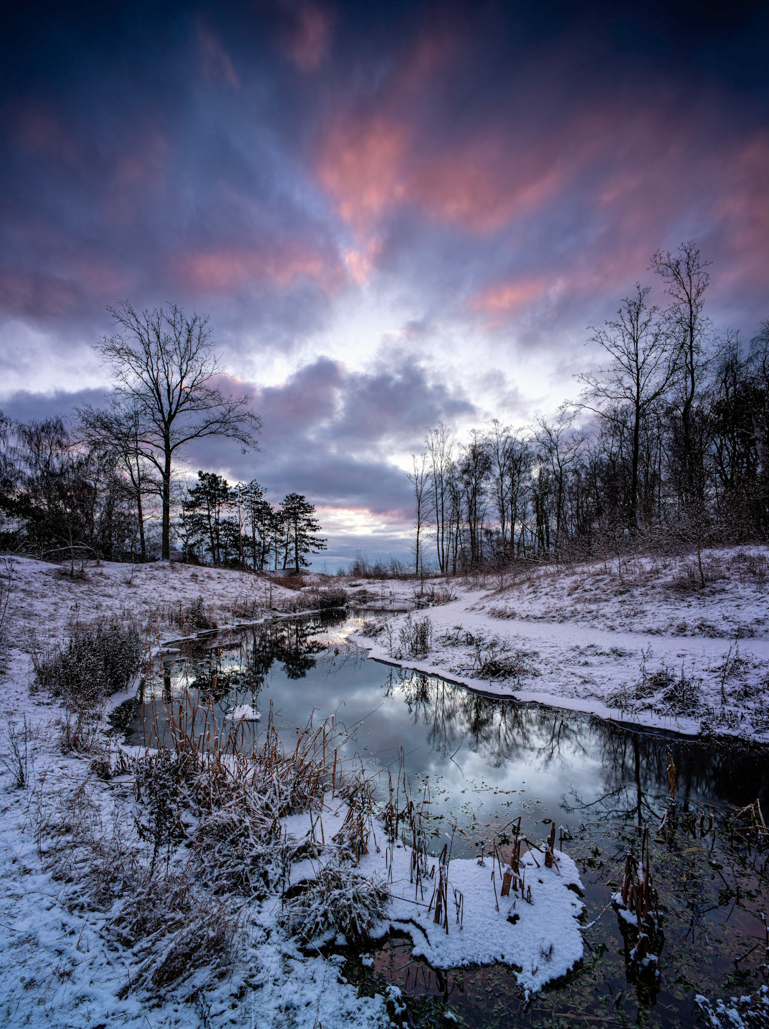 Waiting a little while at the same place can change the mood completely. Finally, after thinking all was over, the sun rays came above the low hangling clouds. This shot was taken only 5 minutes af my previous shot/posting, which had a very cold mood and light - the moral is stick around and never give up and you'll often be rewarded. Additinoál Exif: NiSi 15mm/F4 ultra wide angle lens. NiSi V6 filterholder with landscape CPL and 2 stop GND filter medium.