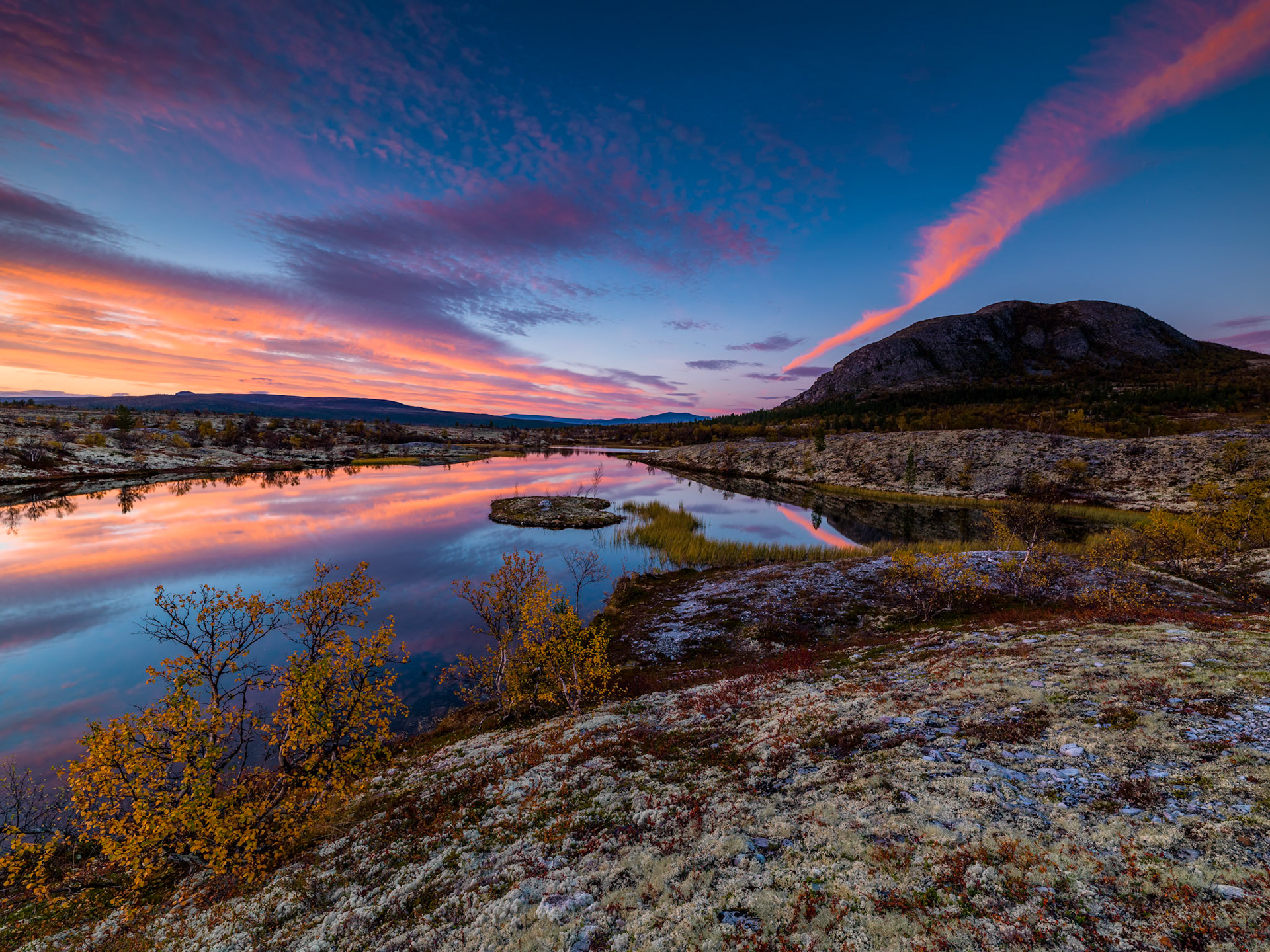 Went out that evening specifically to see if there would be a chance for some color in the sky, I was about to give up when finally the colors started to change and mother nature made a nice show for me. Will never get tired of Dørålen / Rondane NP.