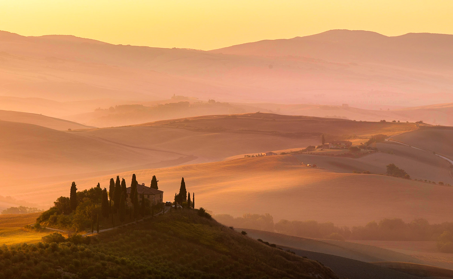 Podera Belvedere in the early morning light and mist
