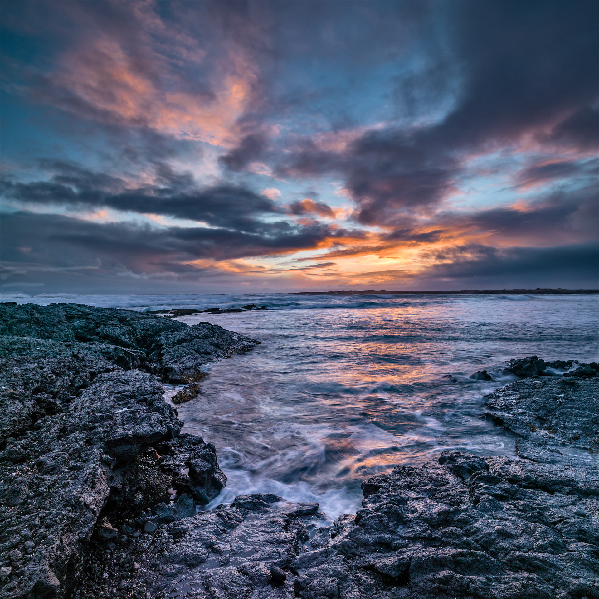 Just outside Grindavik we enjoyed a most beautifull sunset with a dramatic sky.