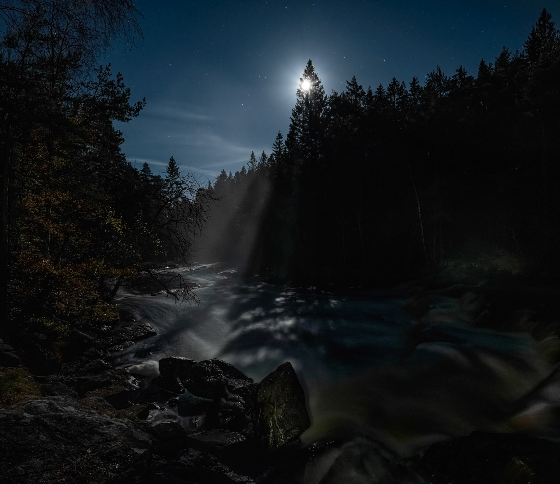 Visting Flammafaallet at night (2200 hrs) during Autumn with a full moon is quite an experience.