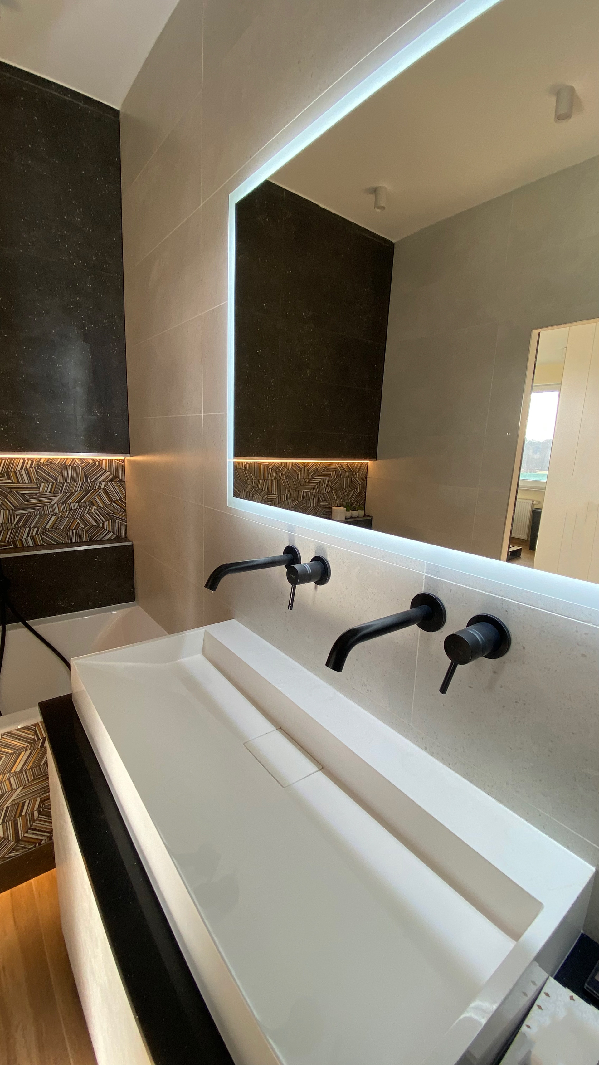 Master bathroom Washbasin