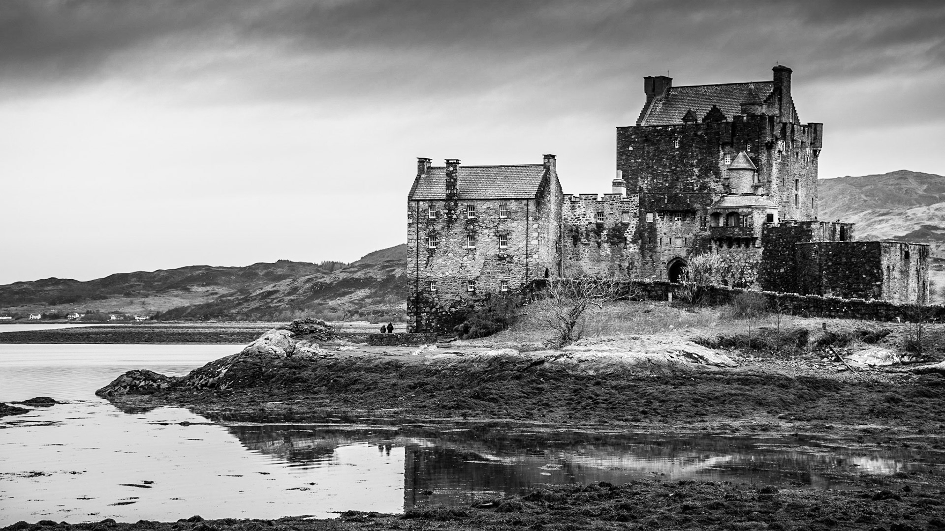 eilean donan castle on the shores of Loch Duich
