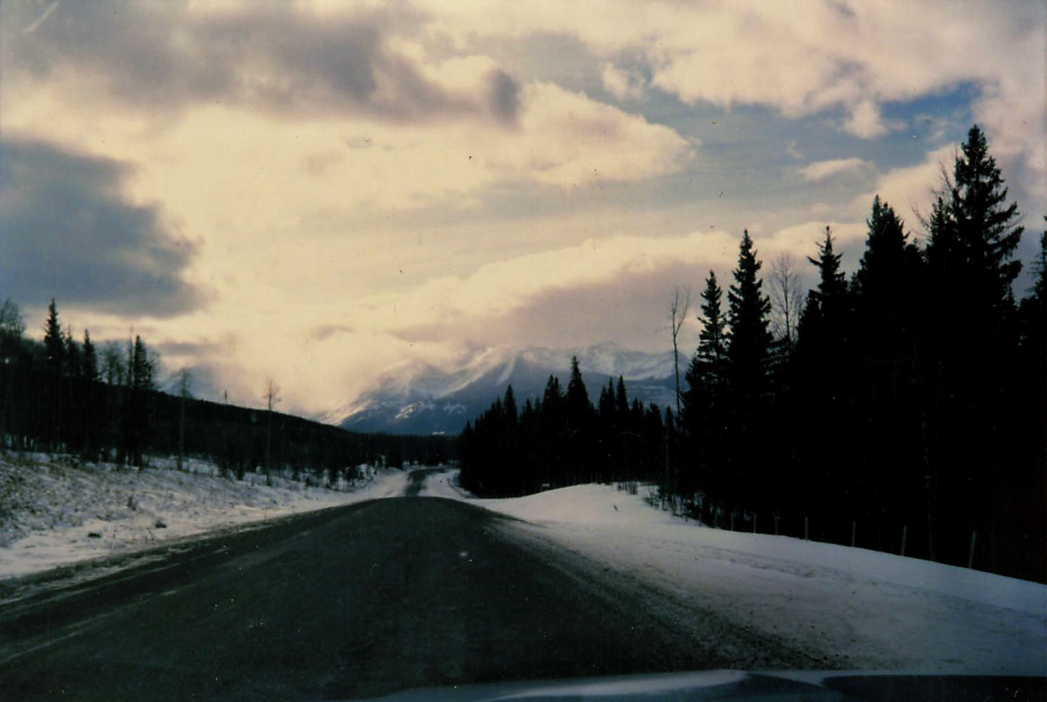 冬　ロッキー山脈へのハイウェイ