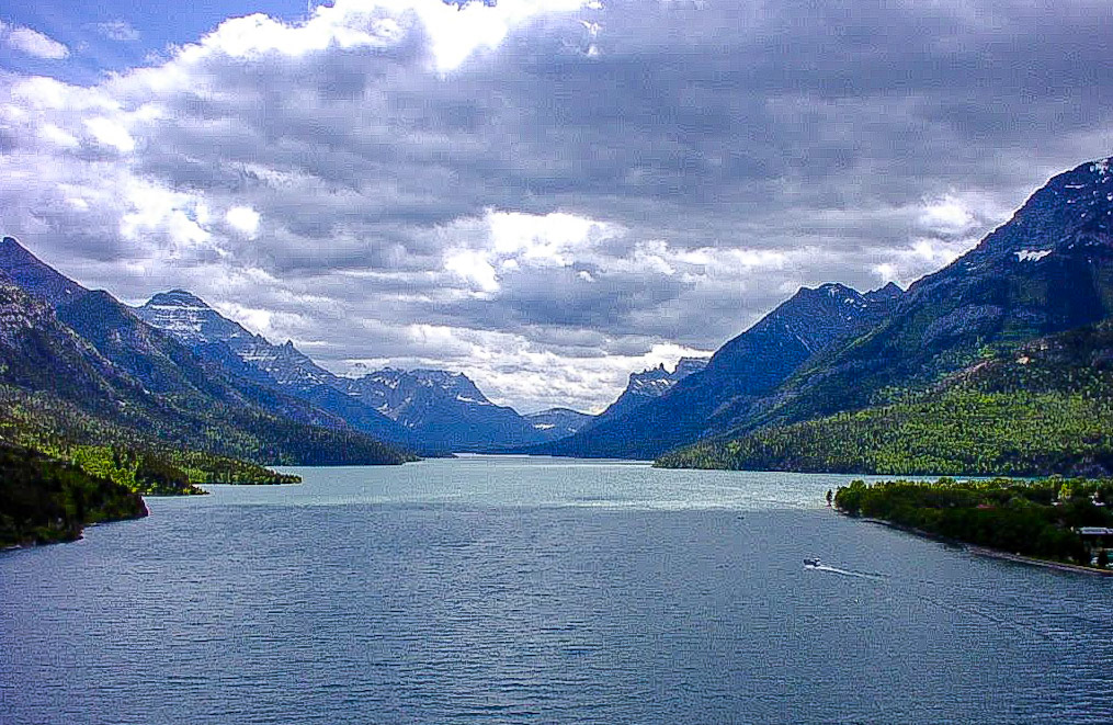 Waterton Lake　湖の向こうはアメリカ、モンタナ州