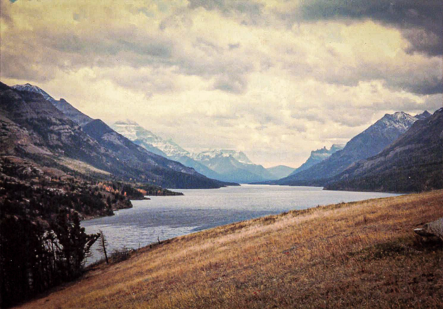 Prince Of Wales Hotel近くからのWaterton Lake