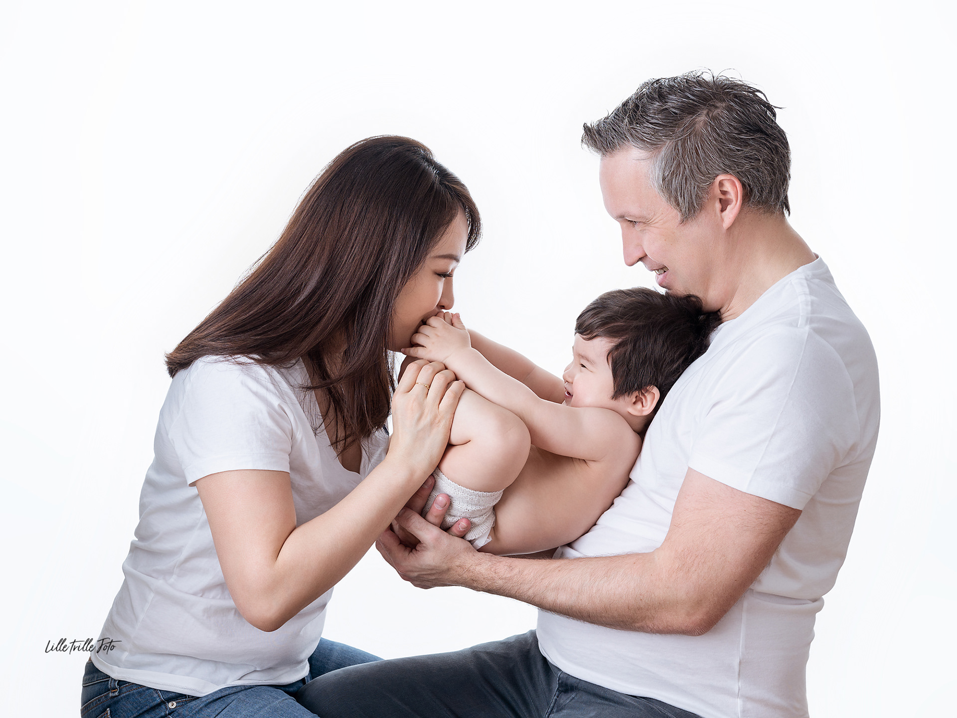Familiefotografering Tromsø, lek og moro under babyfotografering