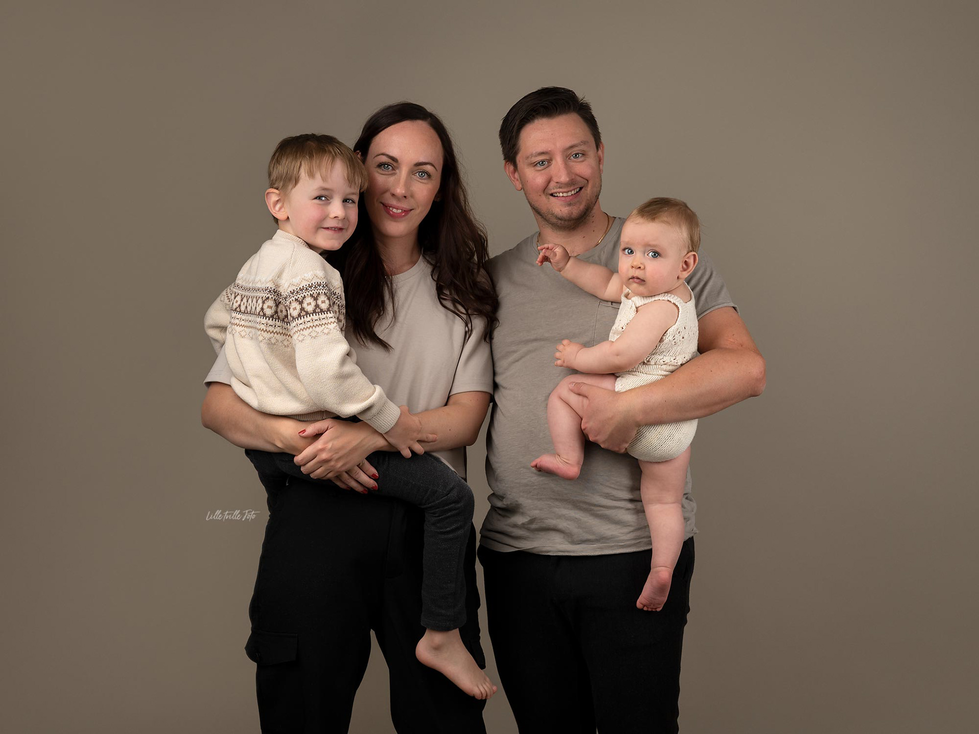 Familiebilder Tromsø, babyfotografering og søskenfotgrafering