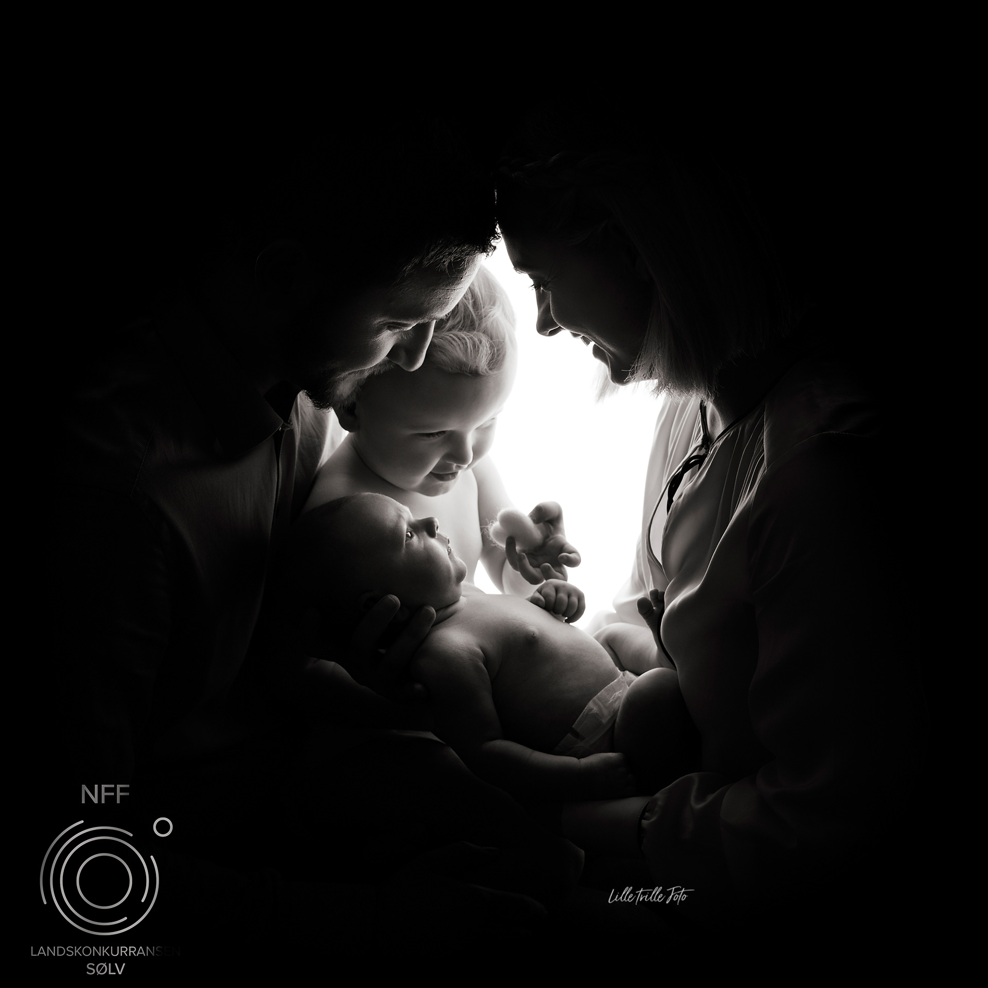 Sølvmedalje fotograf Tromsø familiefotografering nyfødt