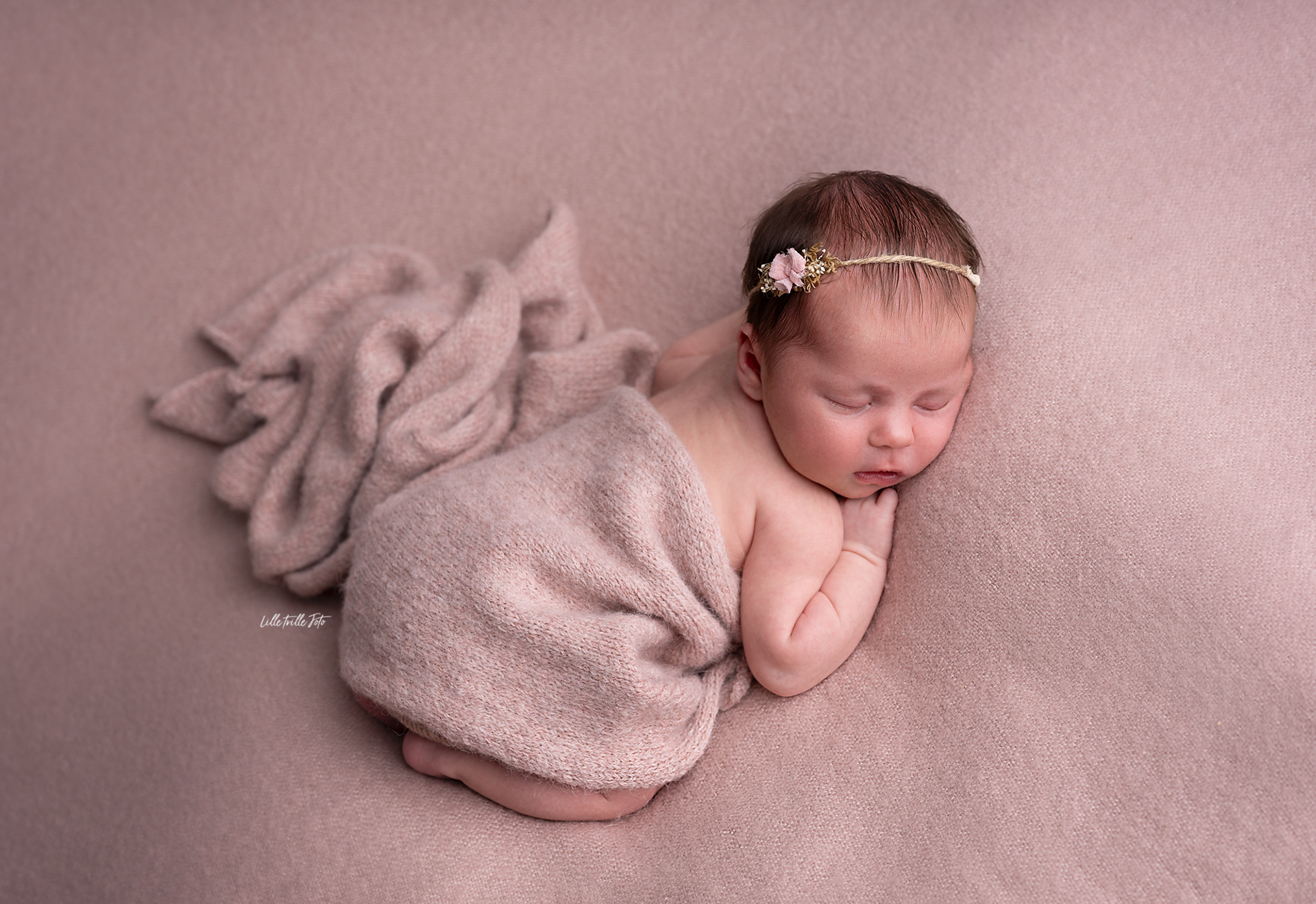 Babyjente på rosa bakgrunn, nyfødtfotografering Tromsø