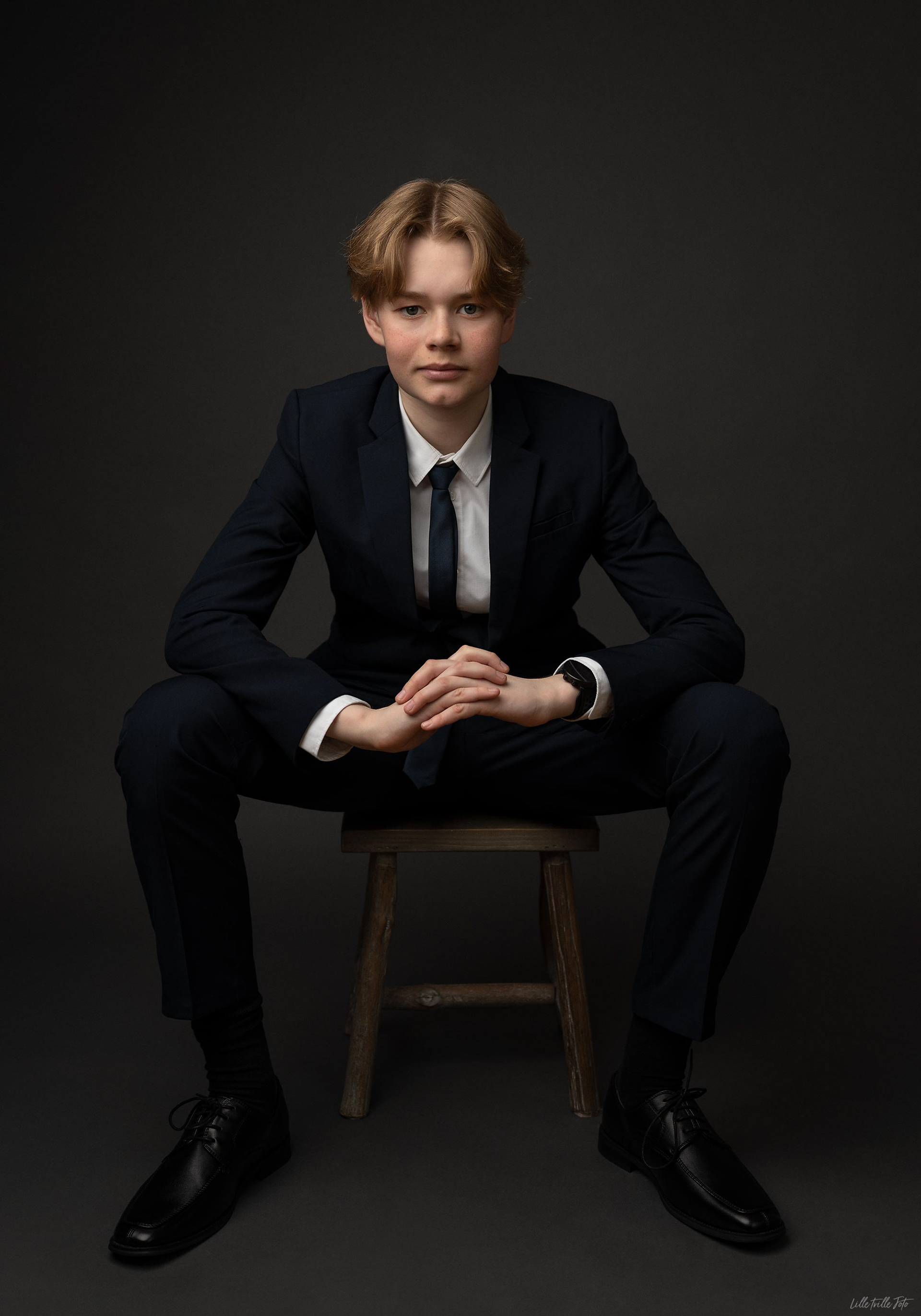 Innendørsportrett konfirmant studio ved Vervet Tromsø Fotograf Lille Trille Foto