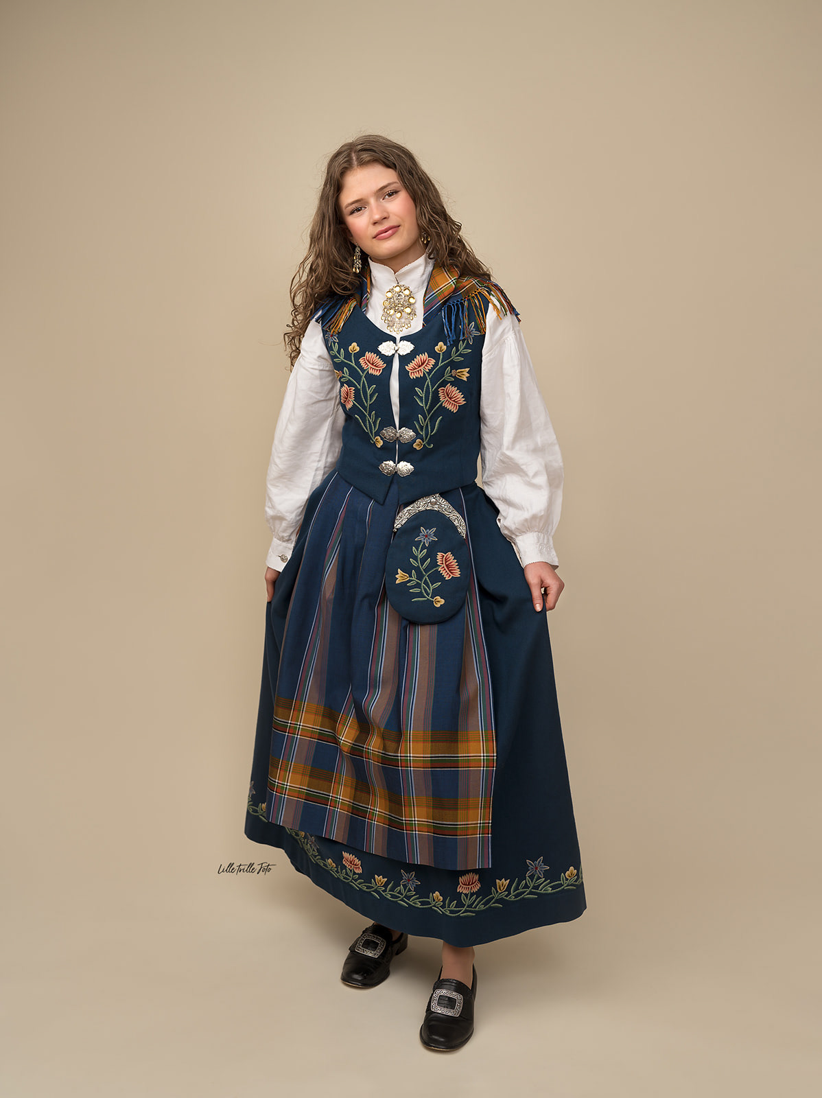 Tromsø konfirmant fotografert i bunad, fotograf Lille Trille Foto