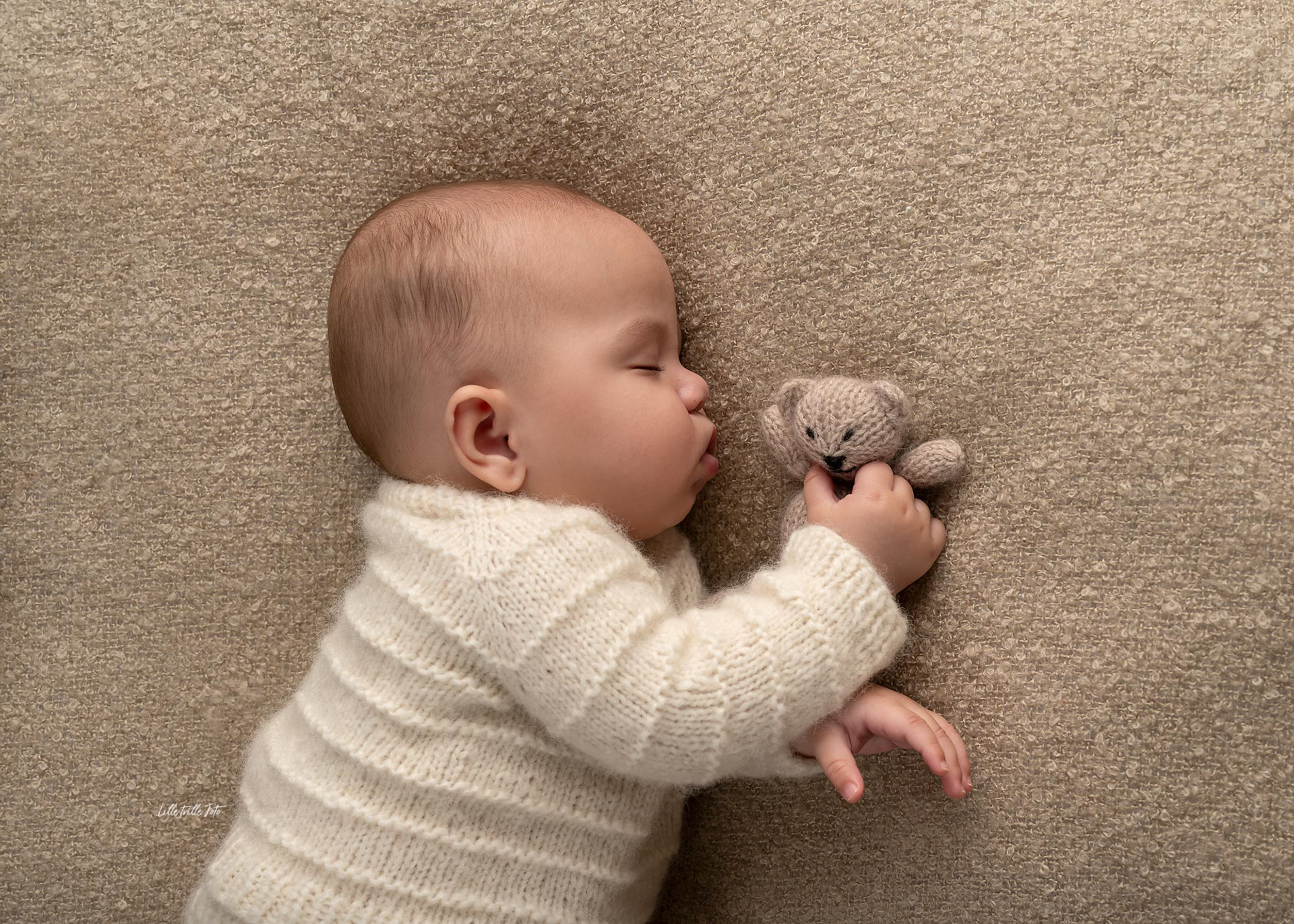 Tromsøbaby, fotograf, sover søtt i studioet under babyfotograferingen