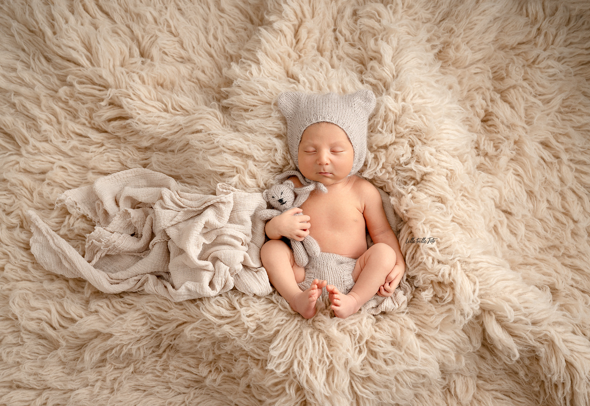 Liten gutt på nyfødtfotografering i Tromsø hos nyfødtfotograf Lille Trille Foto