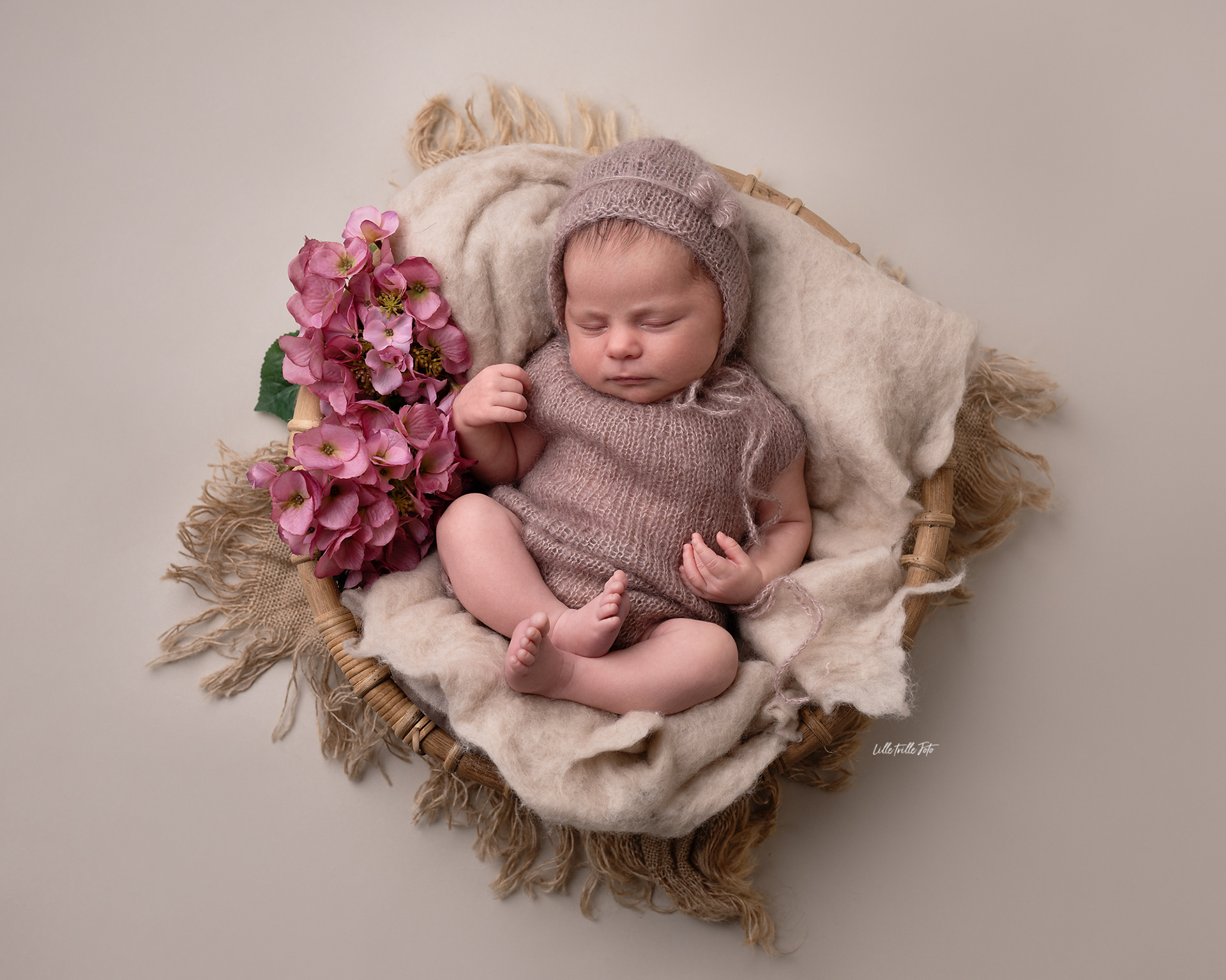 Jentebaby på nyfødtfotografering i Tromsø, strikkede klær fra studioet