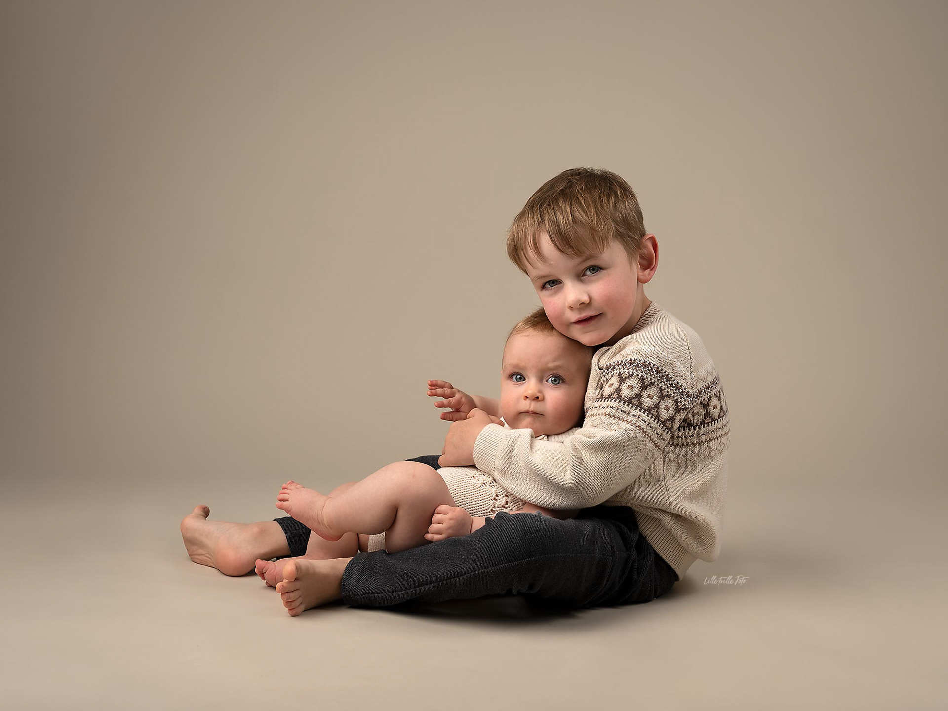 Søskenfotografering under babyfotografering Tromsø, hos fotograf Lille Trille Foto