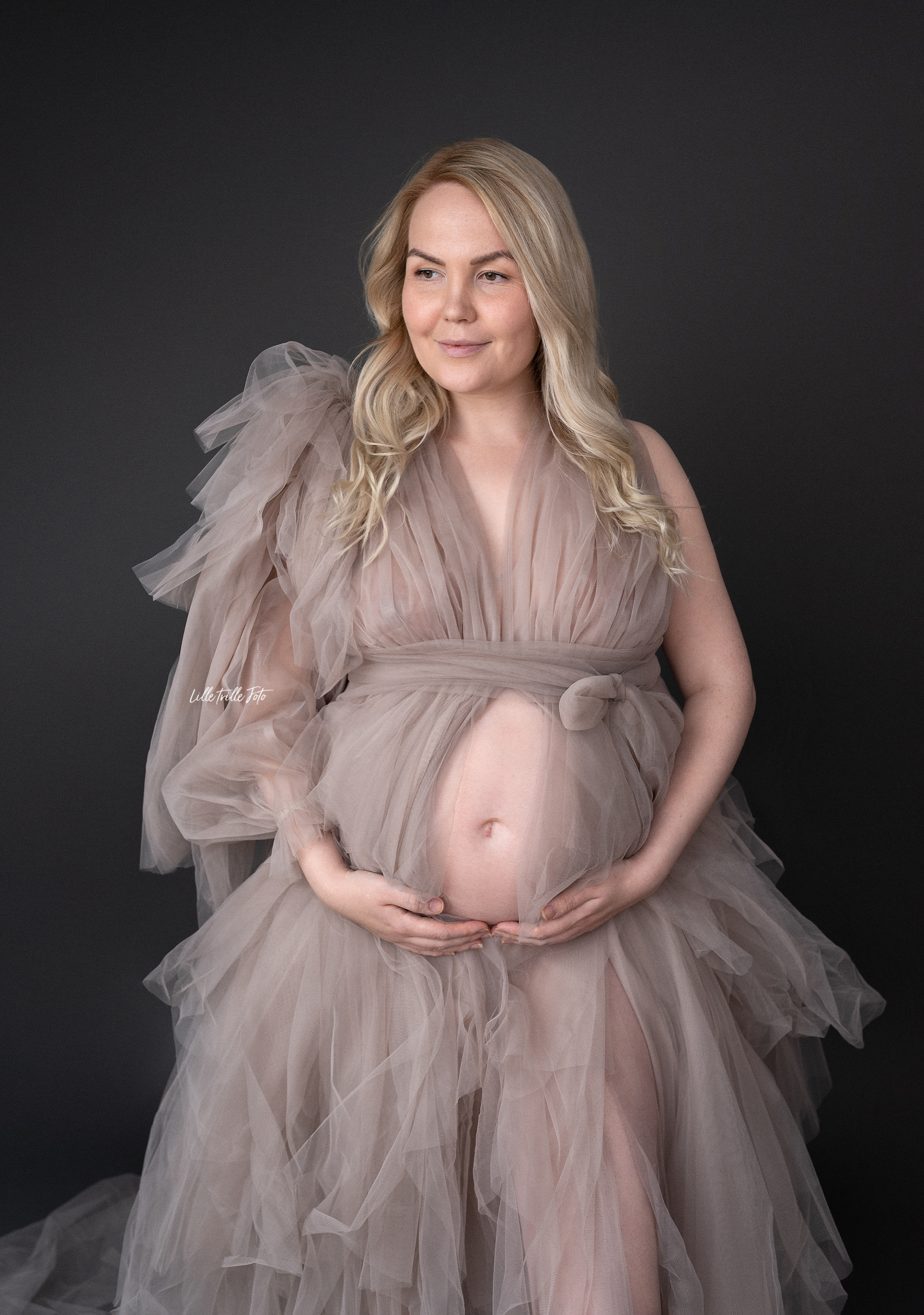Gravidfotografering Tromsø, utlånskjole i studioet, Lille Trille Foto, studio ved Vervet