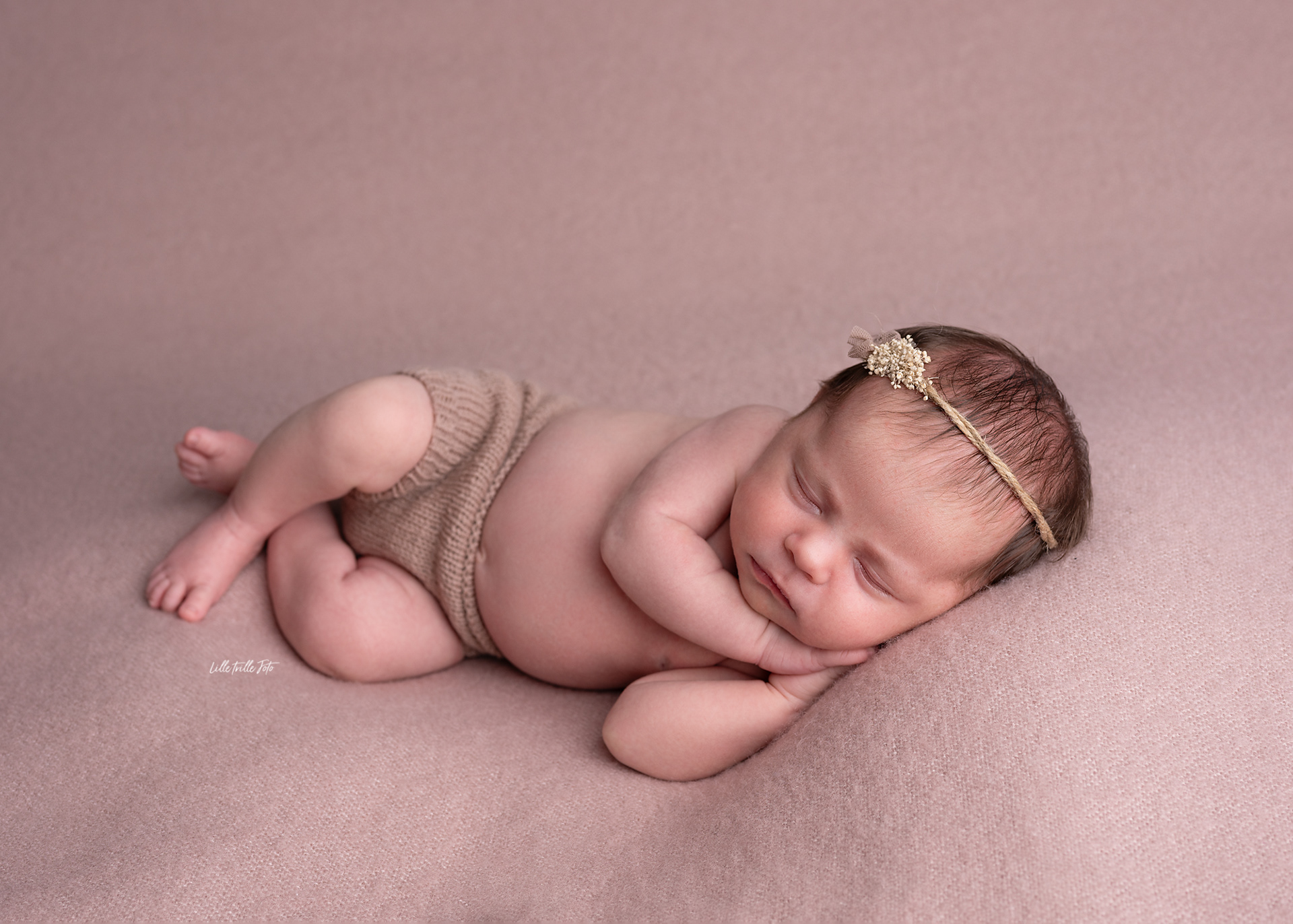 Nyfødt jente på nyfødtfotografering Tromsø
