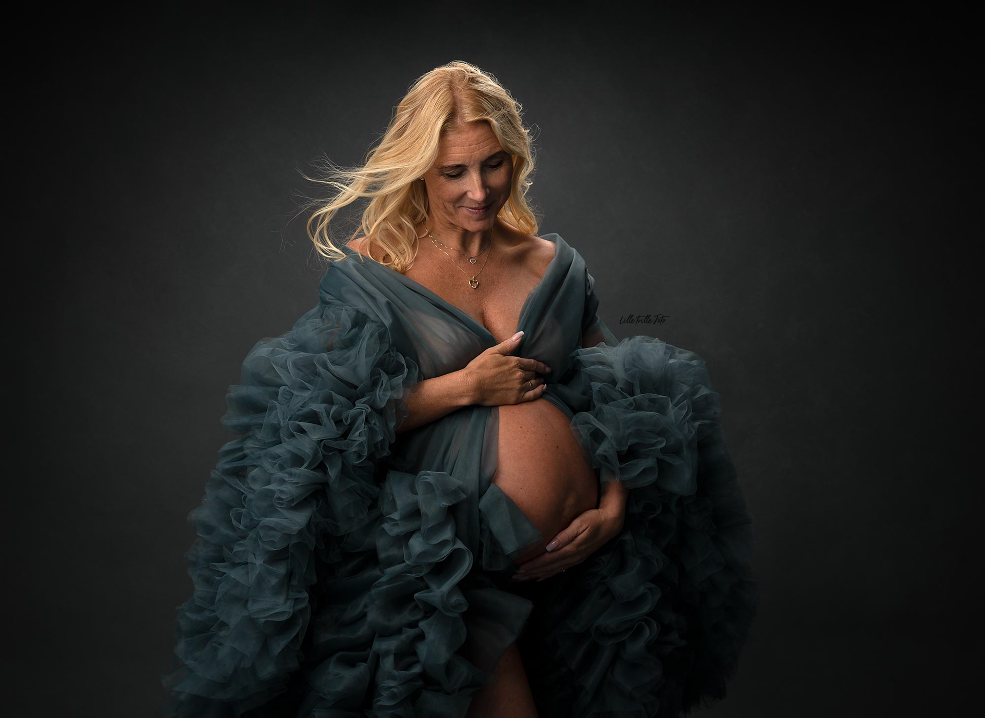 Gravidfotografering Tromsø, gravidkjoler til utlån i studioet ved Vervet, Lille Trille Foto