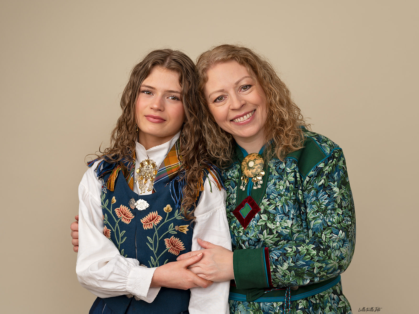 Familiefotografering Tromsø, konfirmant med mamma