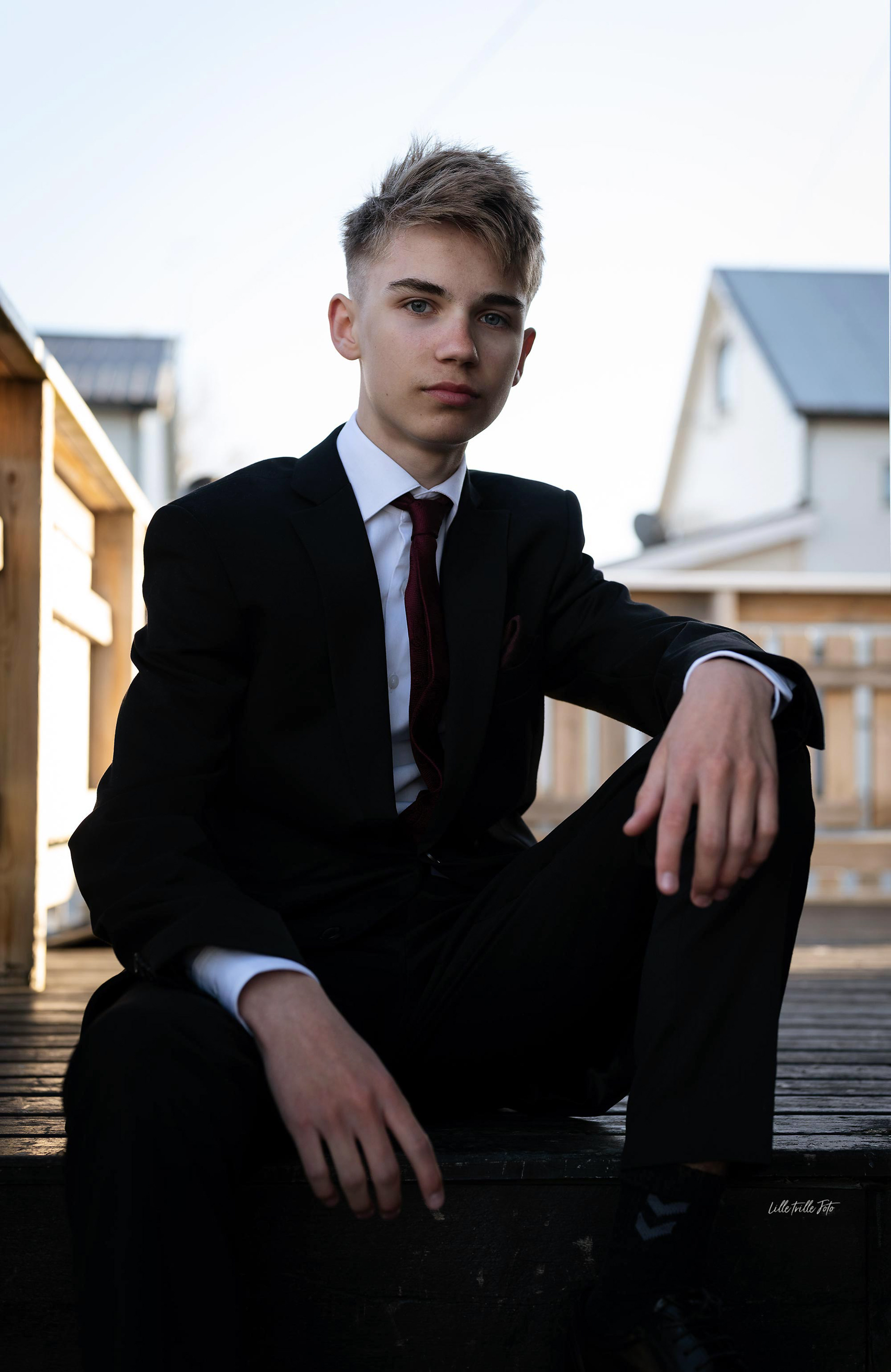 Konfirmant ved sitt hjem, konfirmantfotografering fotograf Lille Trille Foto Tromsø