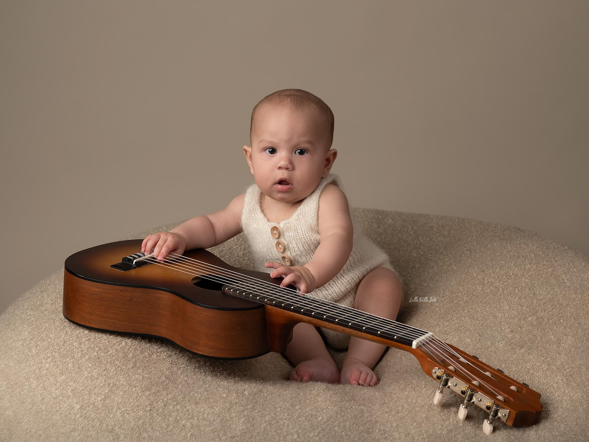 Det skal tidlig krøkes, babyfotografering med gitar, fotograf Tromsø