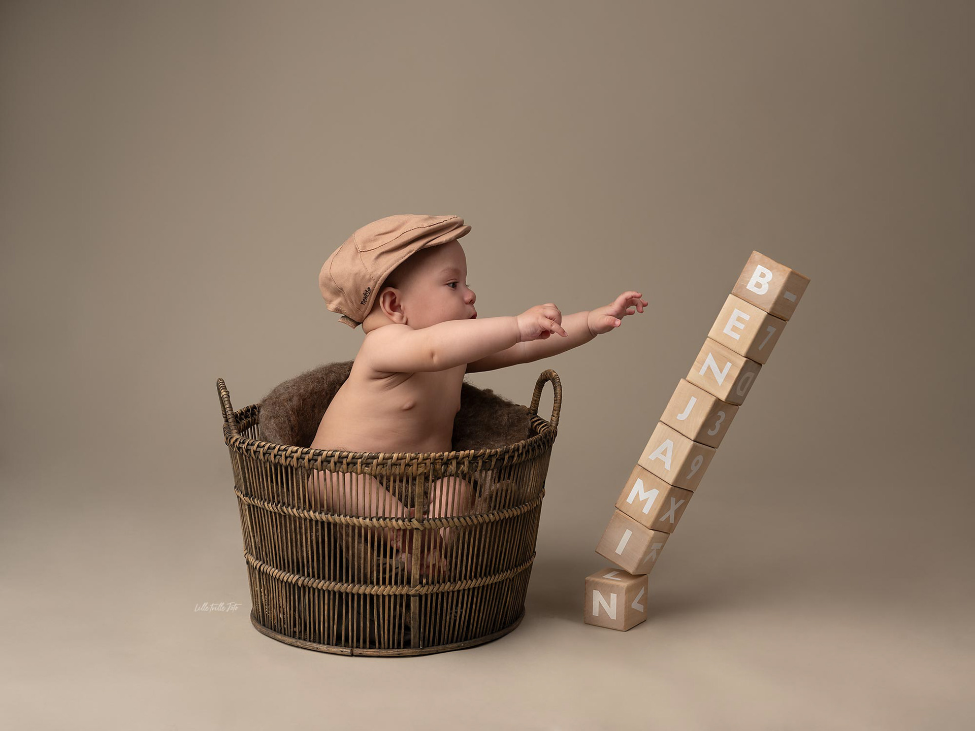 Alltid rom for lek under babyfotografering hos Lille Trille Foto Tromsø