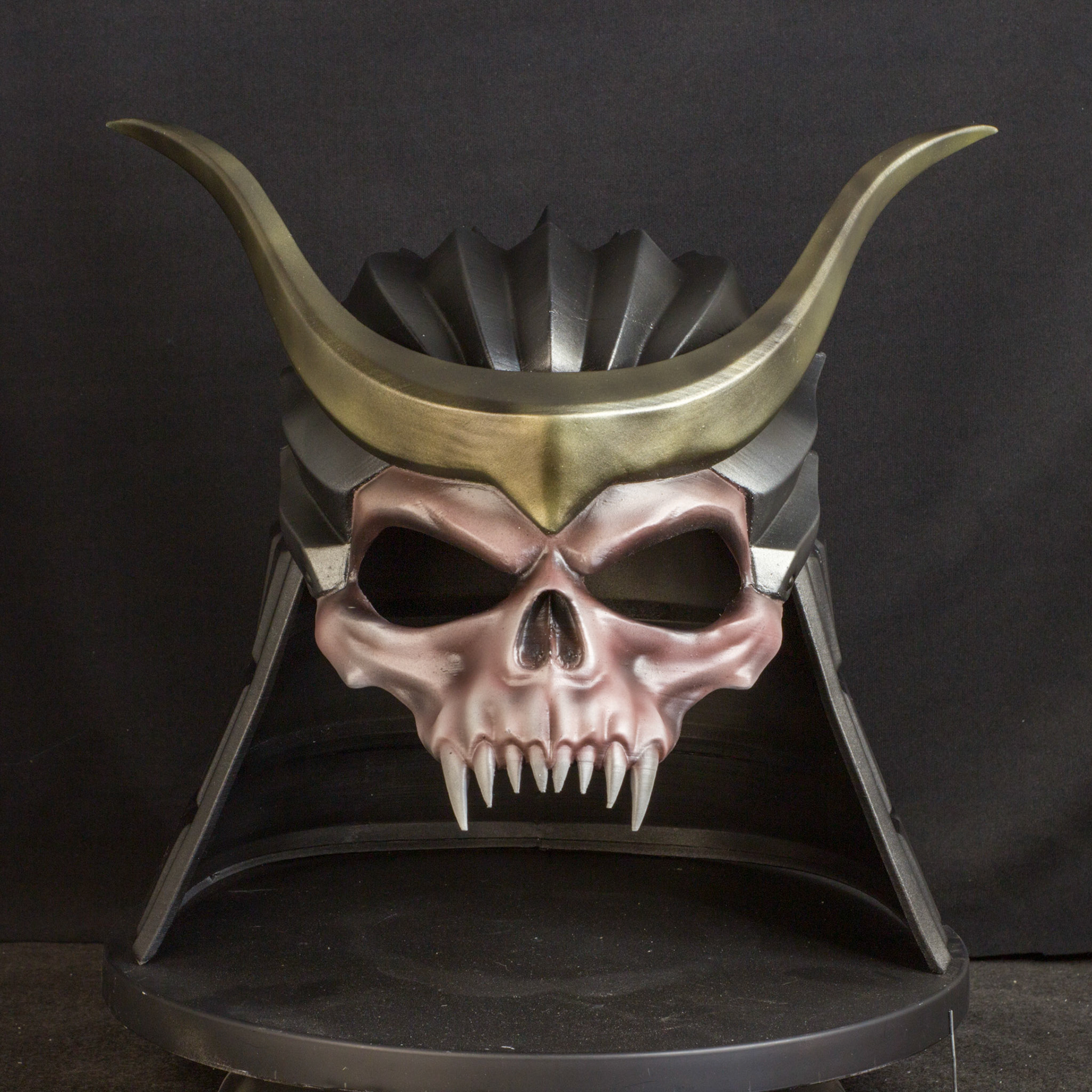 Estátua de Shao Kahn tem capacete removível e olhos que brilham